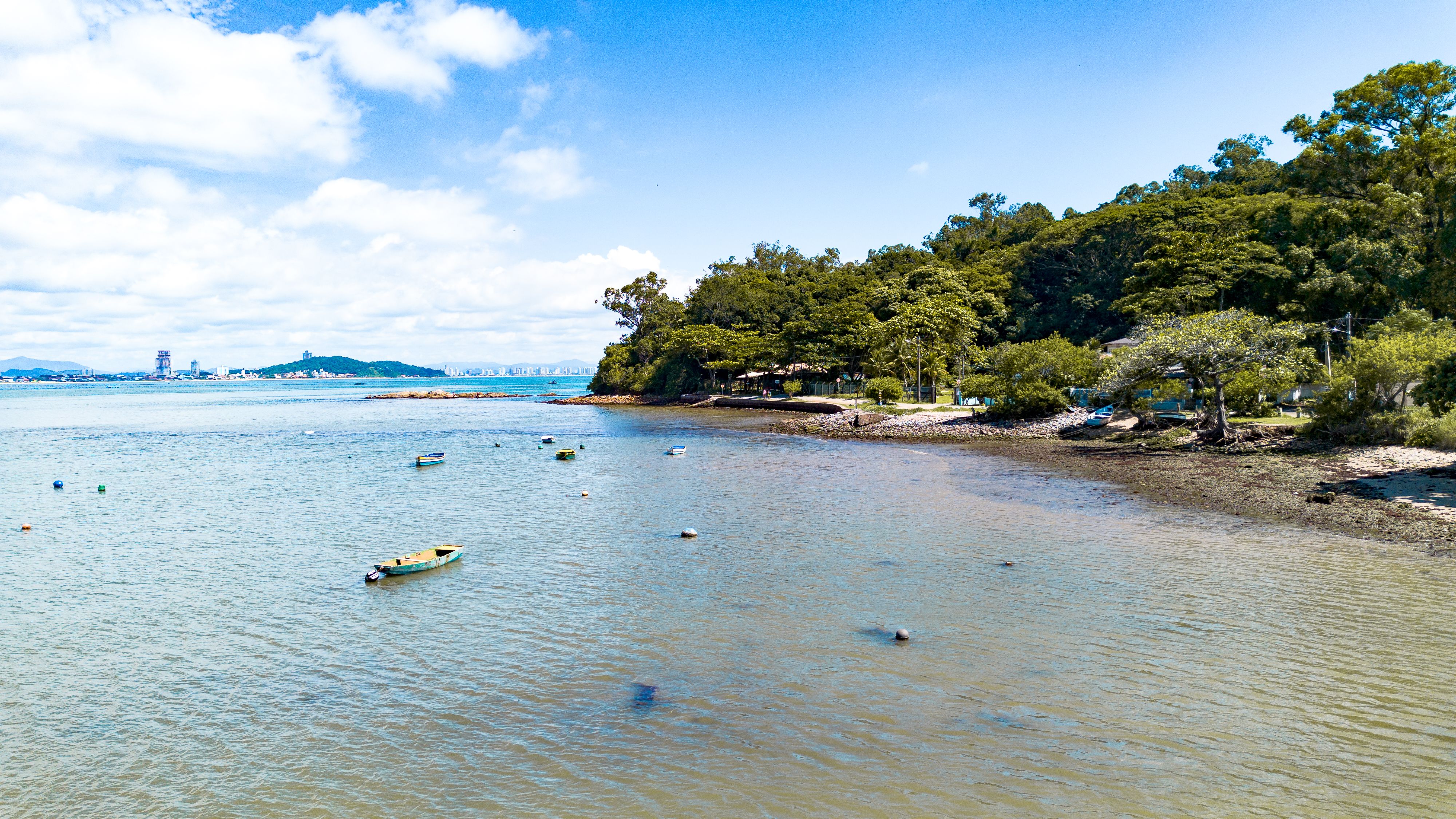 Coworking desk with sea view in a Santa Catarina beachfront hotel