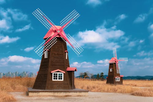 Moulin à Vent Brun Et Rouge