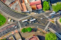 从空中俯瞰雅加达繁忙的城市十字路口，展现了城市的交通与基础设施