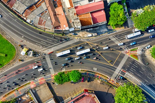 从空中俯瞰雅加达繁忙的城市十字路口，展现了城市的交通与基础设施