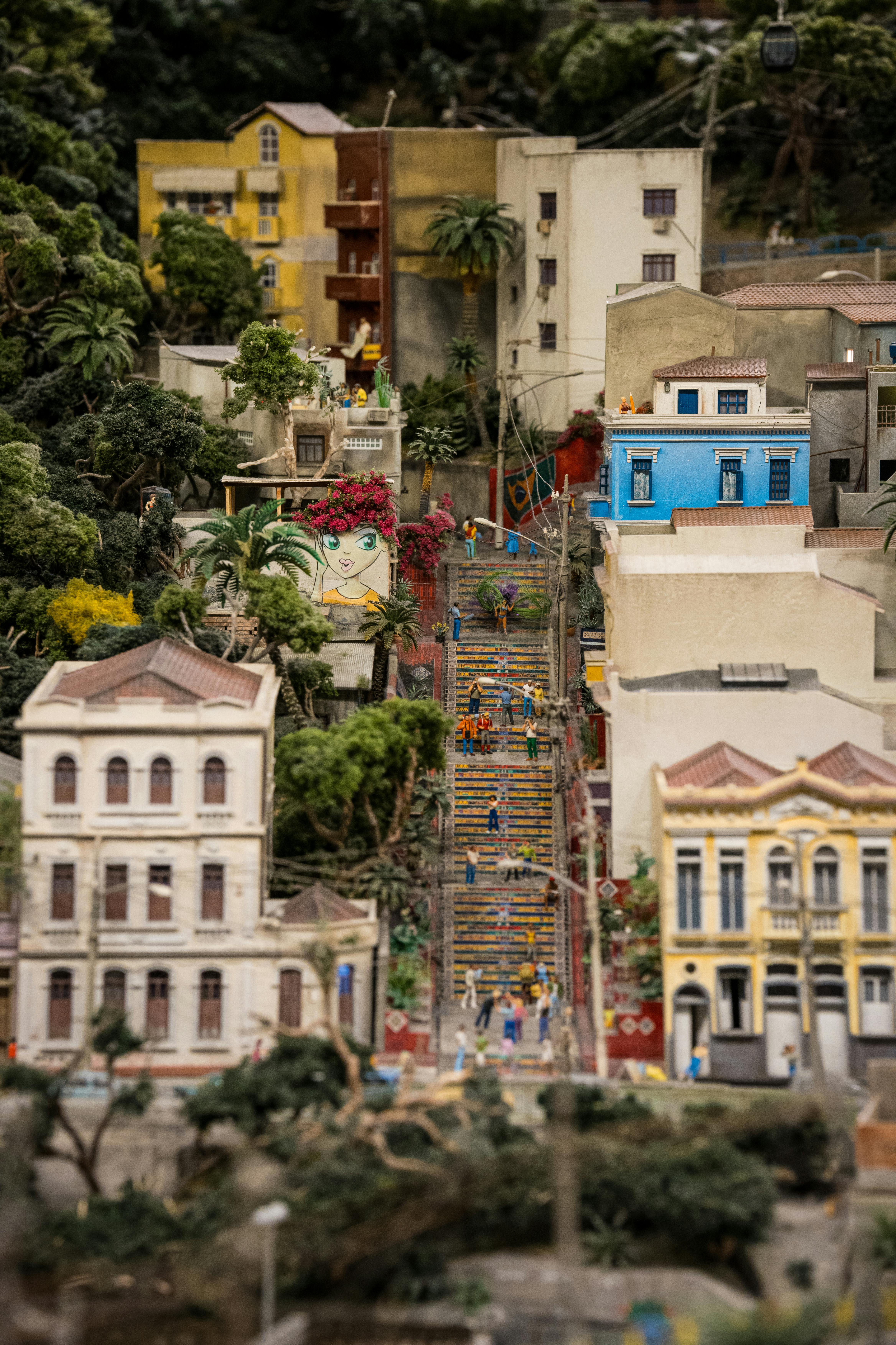 bezplatná Model zobrazující barevné budovy a schodiště v pulzujícím městském prostředí a demonstrující propracované architektonické detaily. Základová fotografie