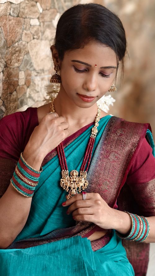 Free South Asian woman in Kerala wearing traditional saree and jewelry. Stock Photo