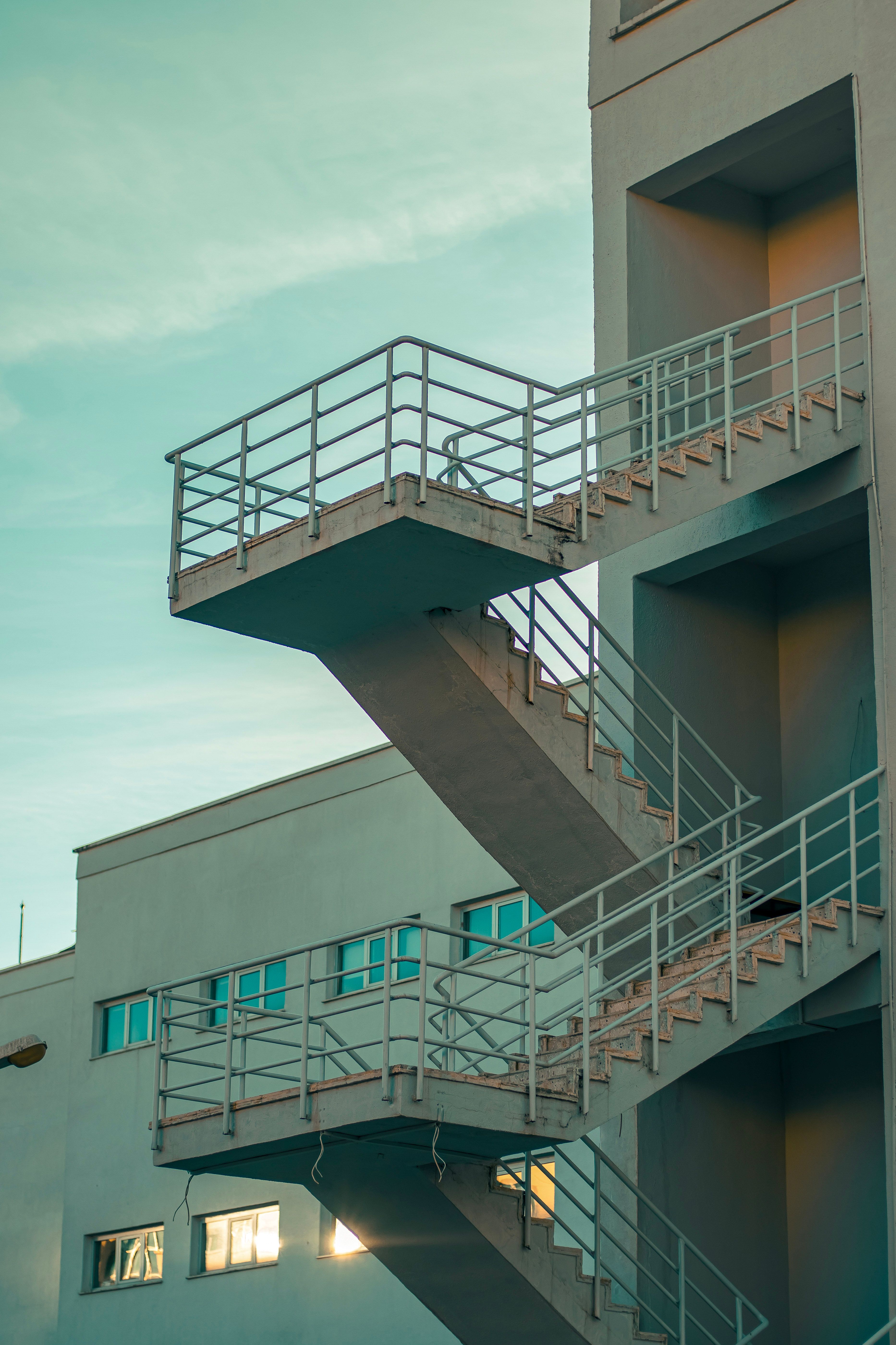 De franc Escala exterior contemporània contra un cel serè a Erzurum, que mostra un disseny arquitectònic modern. Foto d'estoc