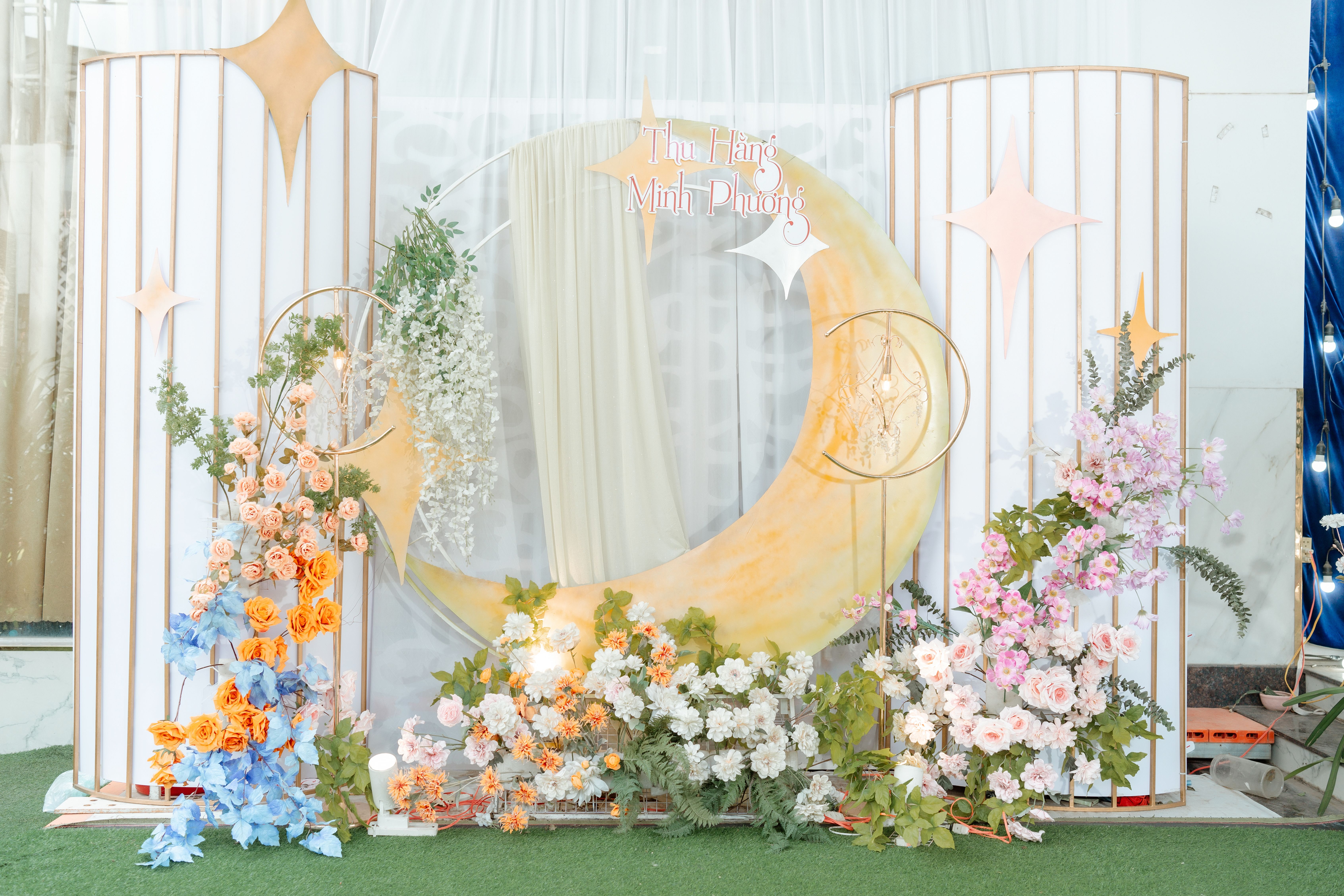 Elegant Floral Moon Backdrop with Pastels · Free Stock Photo