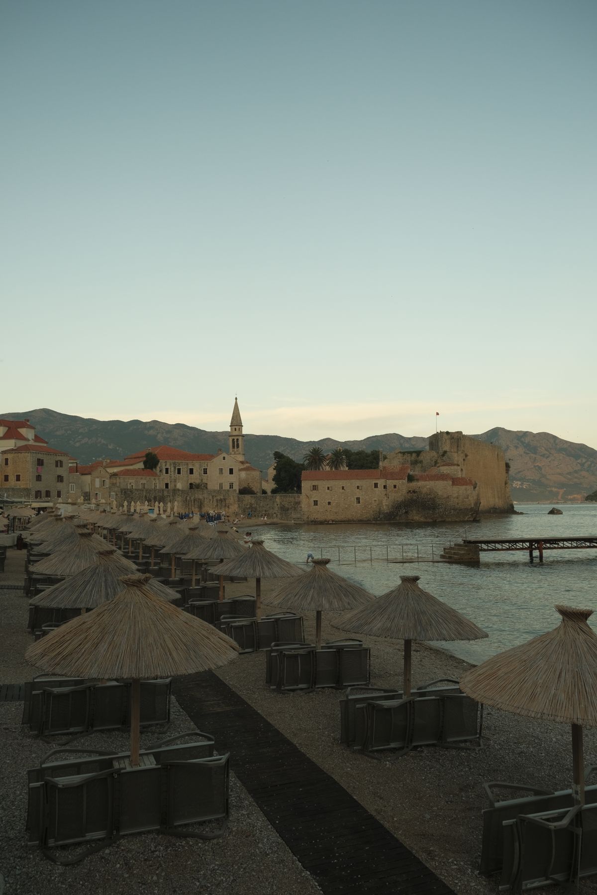Budva - orașul vechi și plaja la apus