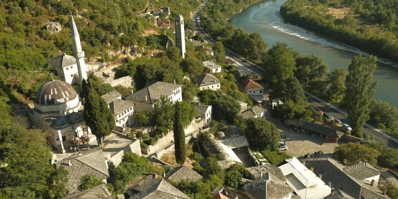 Vista aérea de Počitelj junto al río Neretva