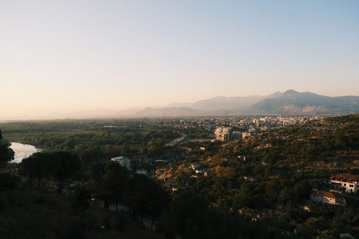 Vedere asupra orașului Shkodër la apus, Albania