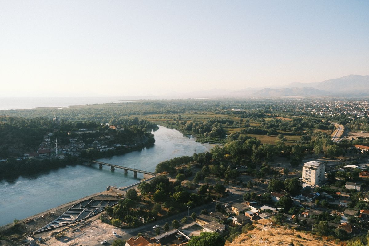 Vedere aeriană asupra orașului Shkodra, Albania