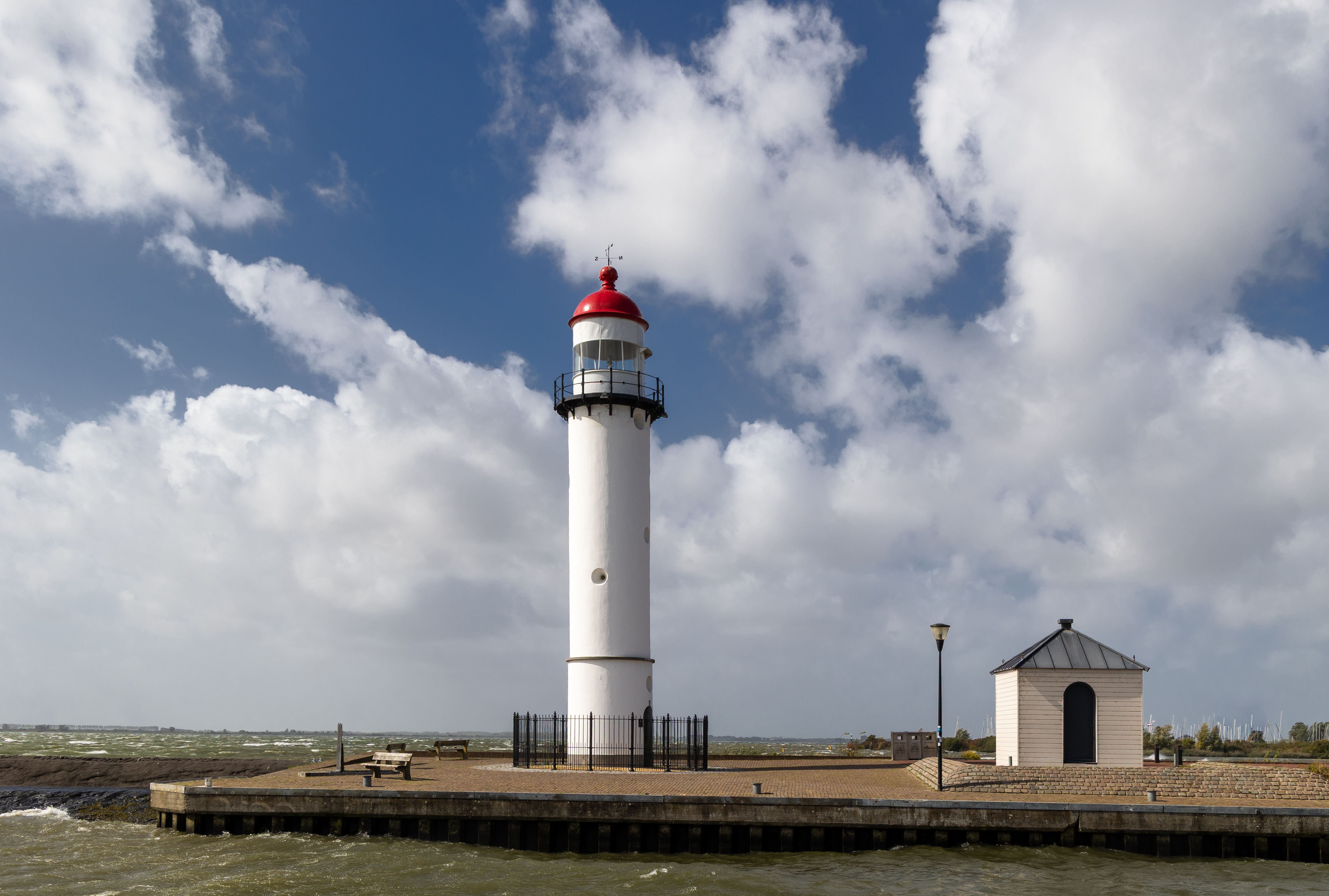 Faro Histórico Que Se Yergue Sobre Un Fondo De Nubes Espectaculares Y ...