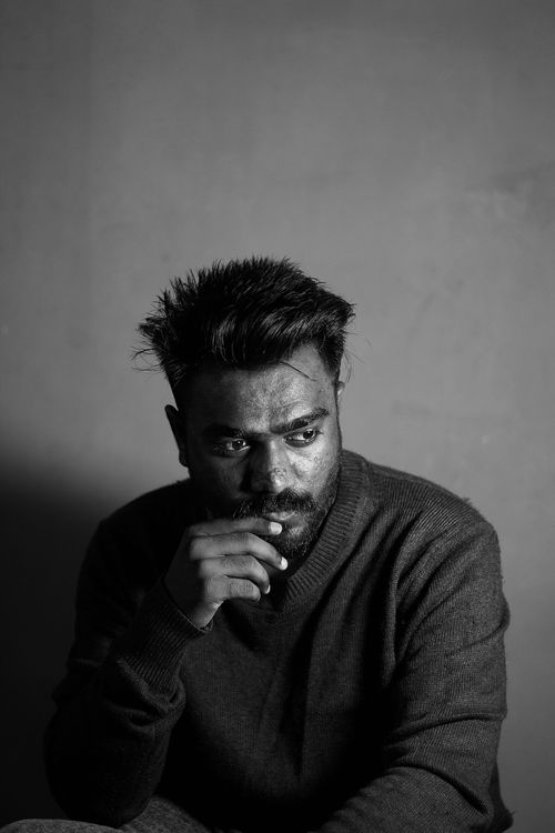 Free Moody black and white portrait of a man lost in thought, creating a contemplative atmosphere. Stock Photo