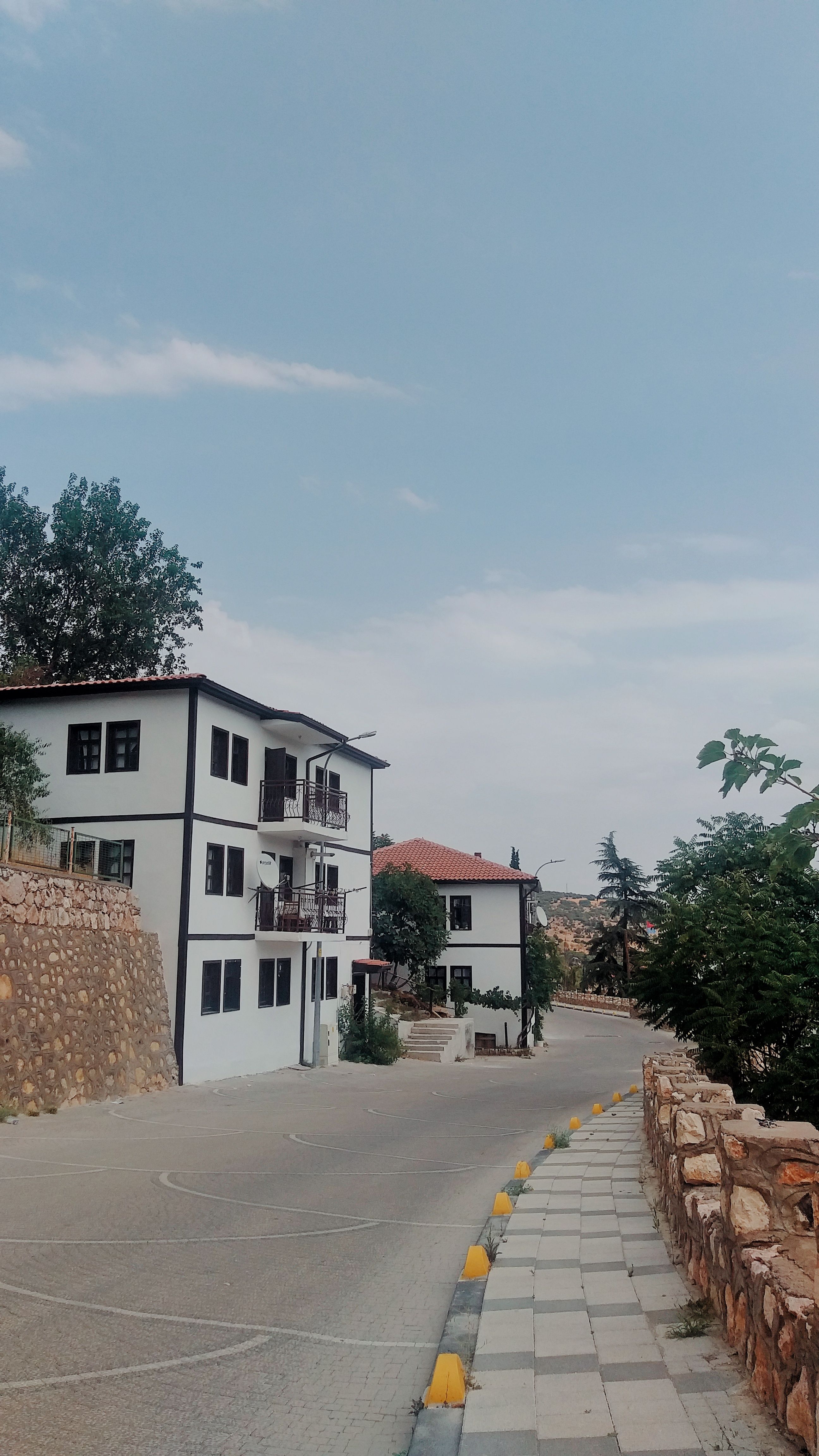 Traditional houses on a tranquil street in Bilecik, Türkiye, showcasing local architecture.