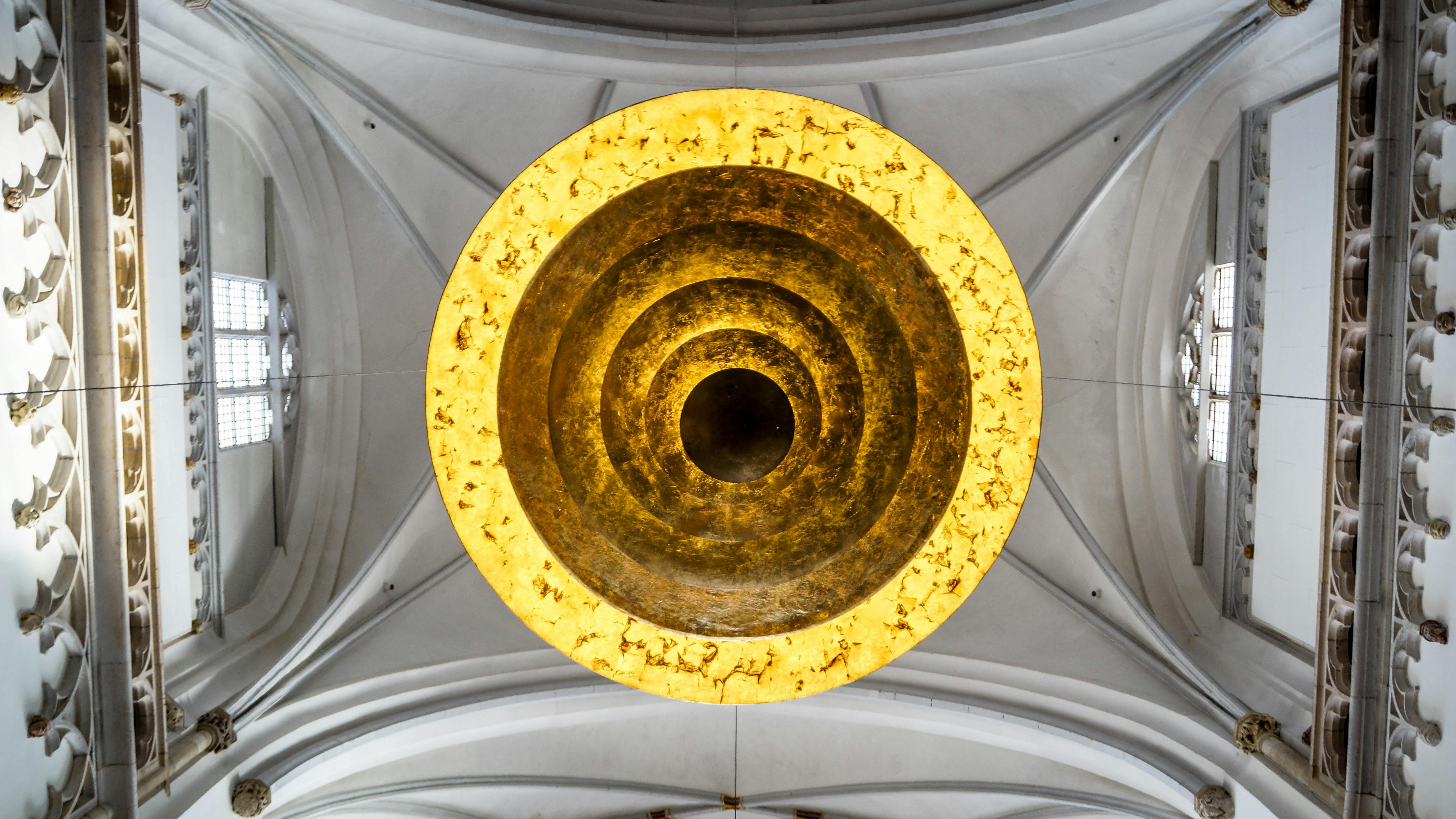 Montaż wentylatora sufitowego na stropie betonowym z uchwytem i podkładkami antywibracyjnymi