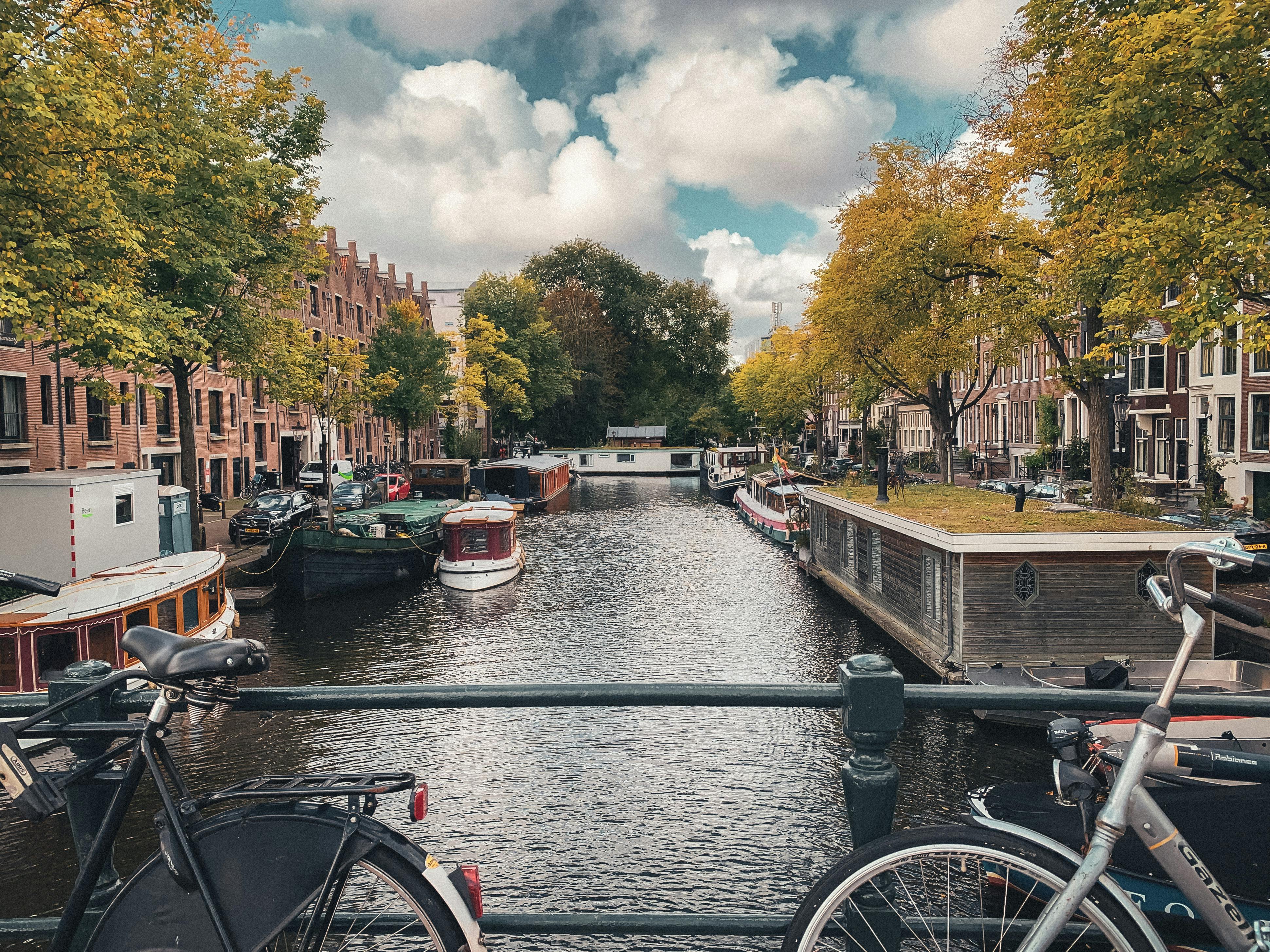 Como explorar Amsterdã entre canais, bairros e mesas