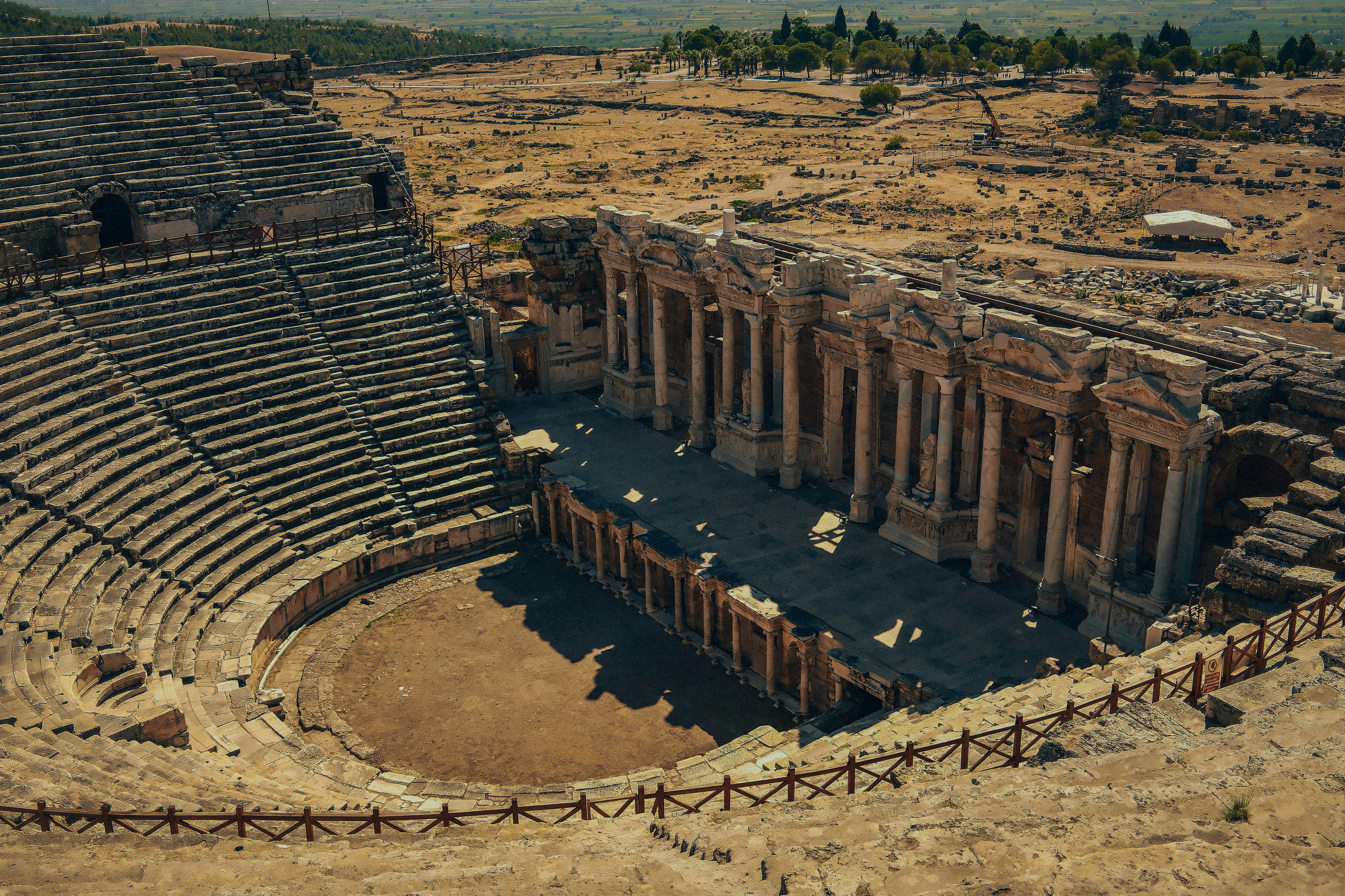 Ücretsiz Türkiye'deki Hierapolis Antik Roma Tiyatrosu'nun mimari ihtişamını sergileyen hava fotoğrafı. Stok Fotoğraflar