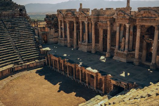 Hierapolis ruins with archaeologist — Pamukkale