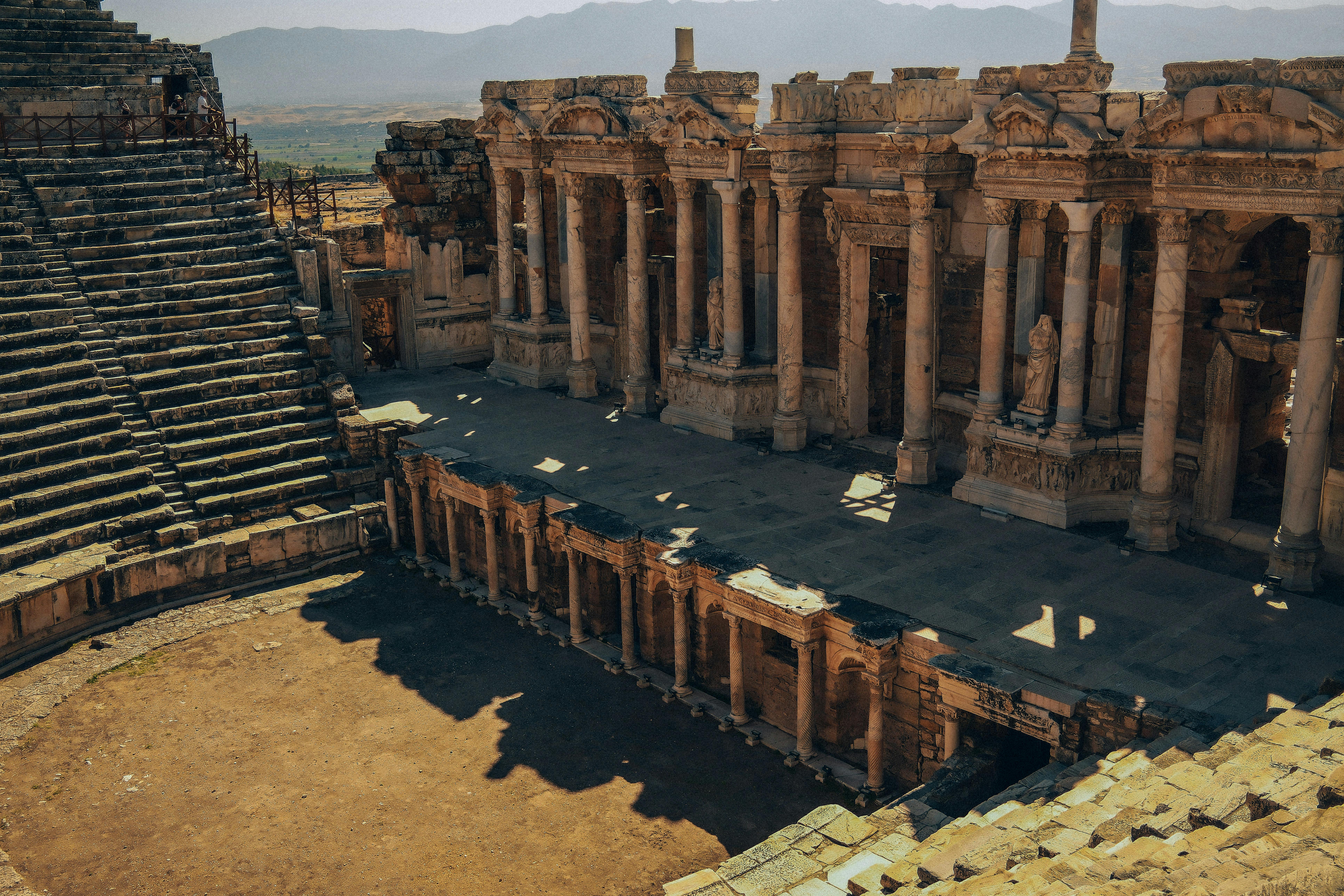 Bezpłatne Ruiny starożytnego teatru rzymskiego w Hierapolis w Turcji, uchwycone w świetle dziennym. Zdjęcie z galerii