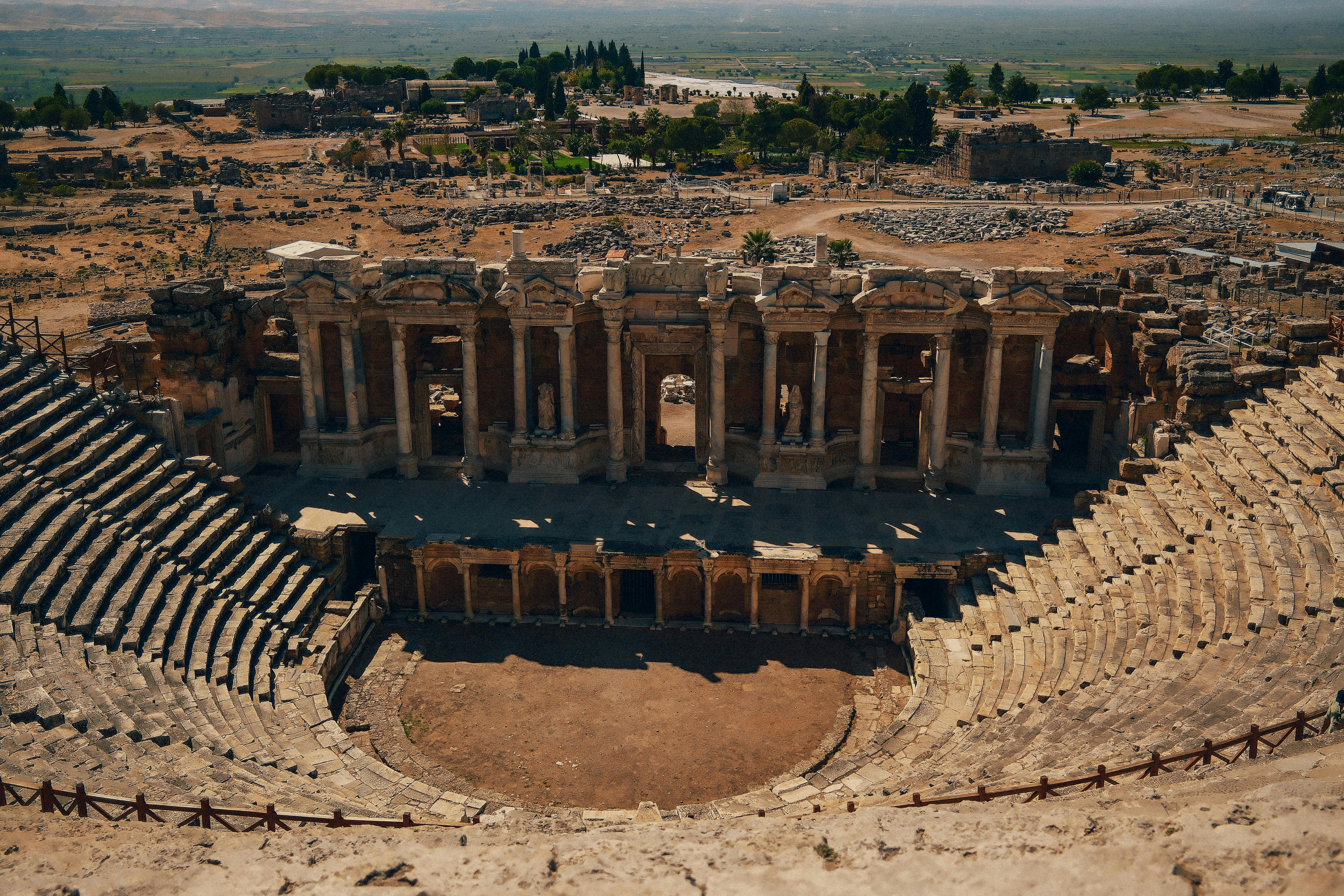 Gratuit Amphithéâtre romain historique à Hiérapolis, en Turquie, sous un ciel bleu clair. Photos