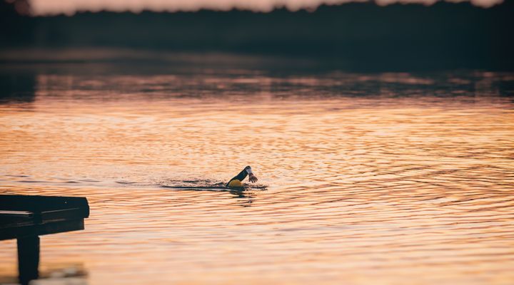 Natation en eau froide en automne 2026 : ce qu'on en sait et comment démarrer en sécurité