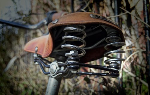 Photographie De Mise Au Point Peu Profonde Du Siège De Vélo Marron