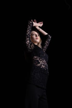 1. 艺术肖像：提供免费的艺术肖像照片，包括油画、水彩画等不同风格的艺术作品