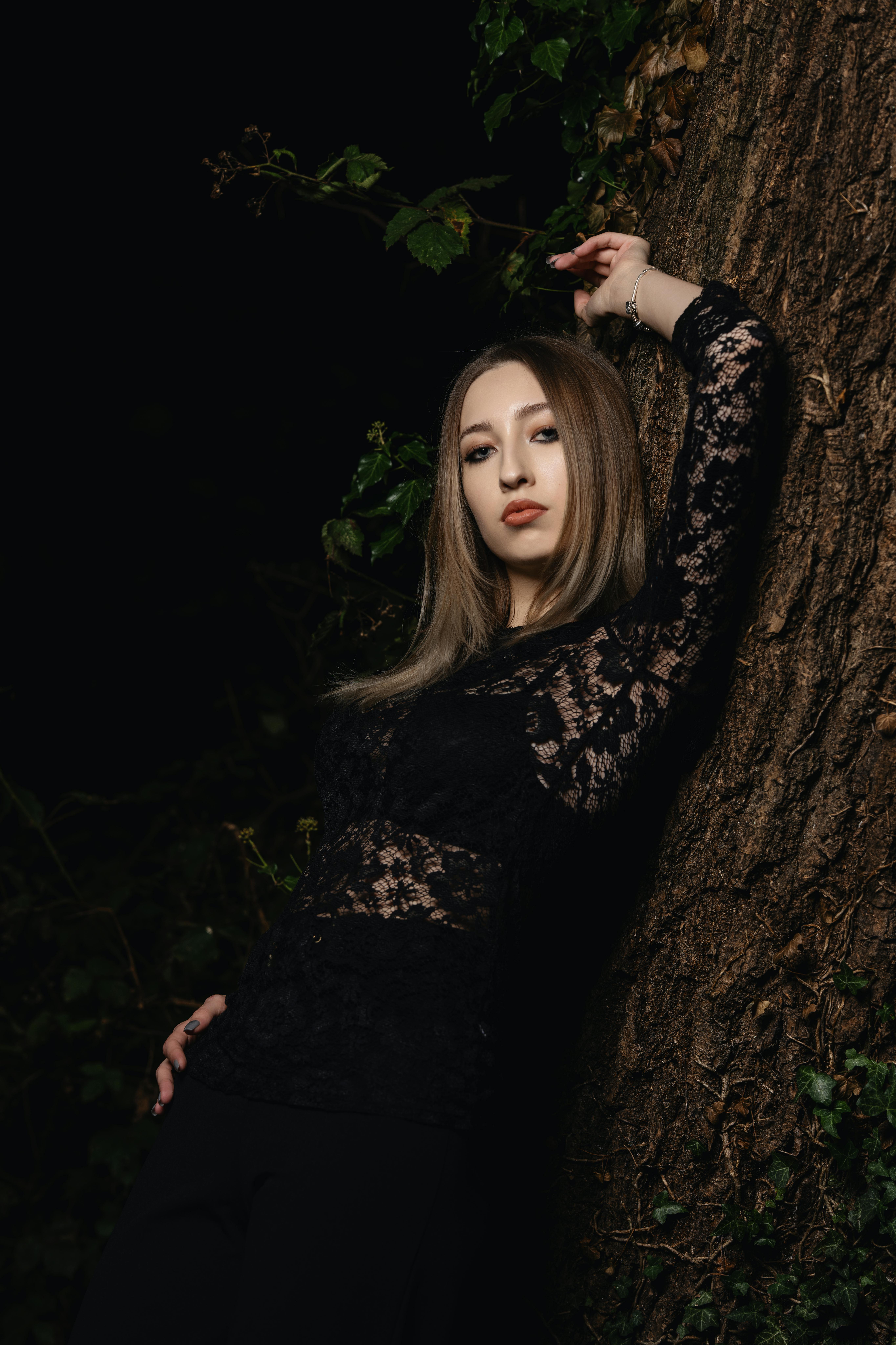 1. 艺术肖像：提供各种风格的艺术肖像照片，包括写实、抽象、印象派等