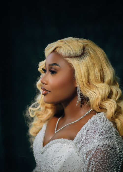 Free Profile portrait of a stylish Black woman with blonde hair and elegant jewelry. Stock Photo