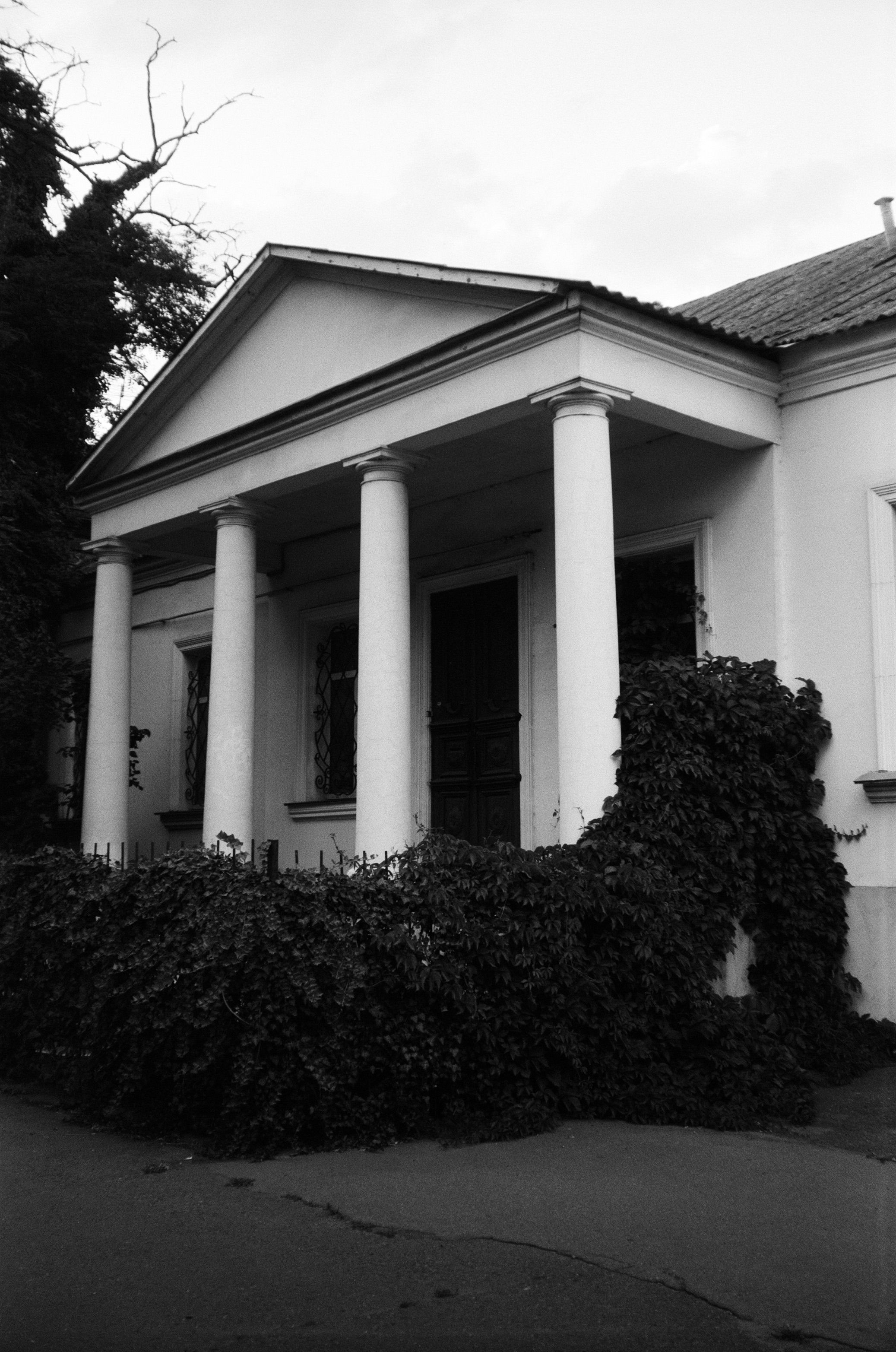 Classic Black and White Colonial Architecture · Free Stock Photo