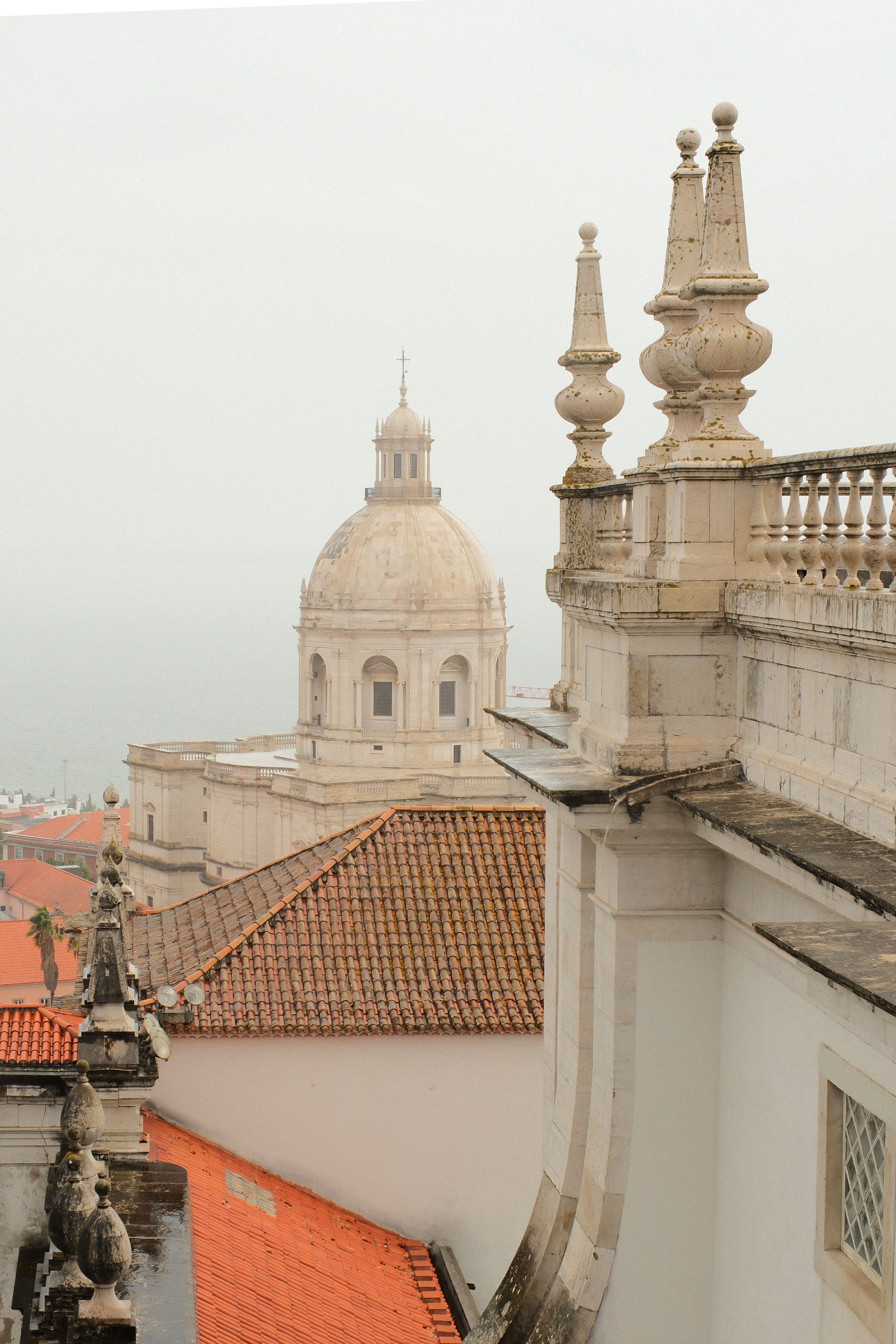 Vedere panoramică a cartierului Alfama cu acoperișuri roșii și Panteonul Național