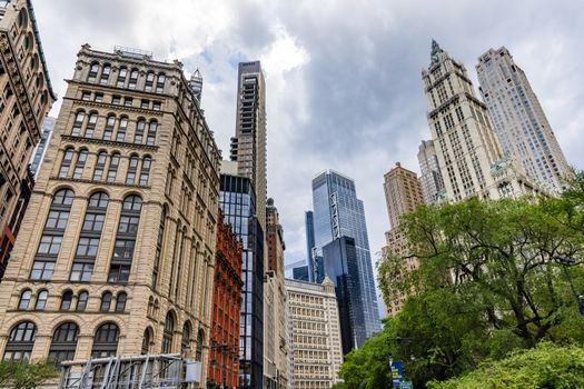Adembenemend uitzicht op de skyline van New York City, met een mix van historische en moderne architectuur.