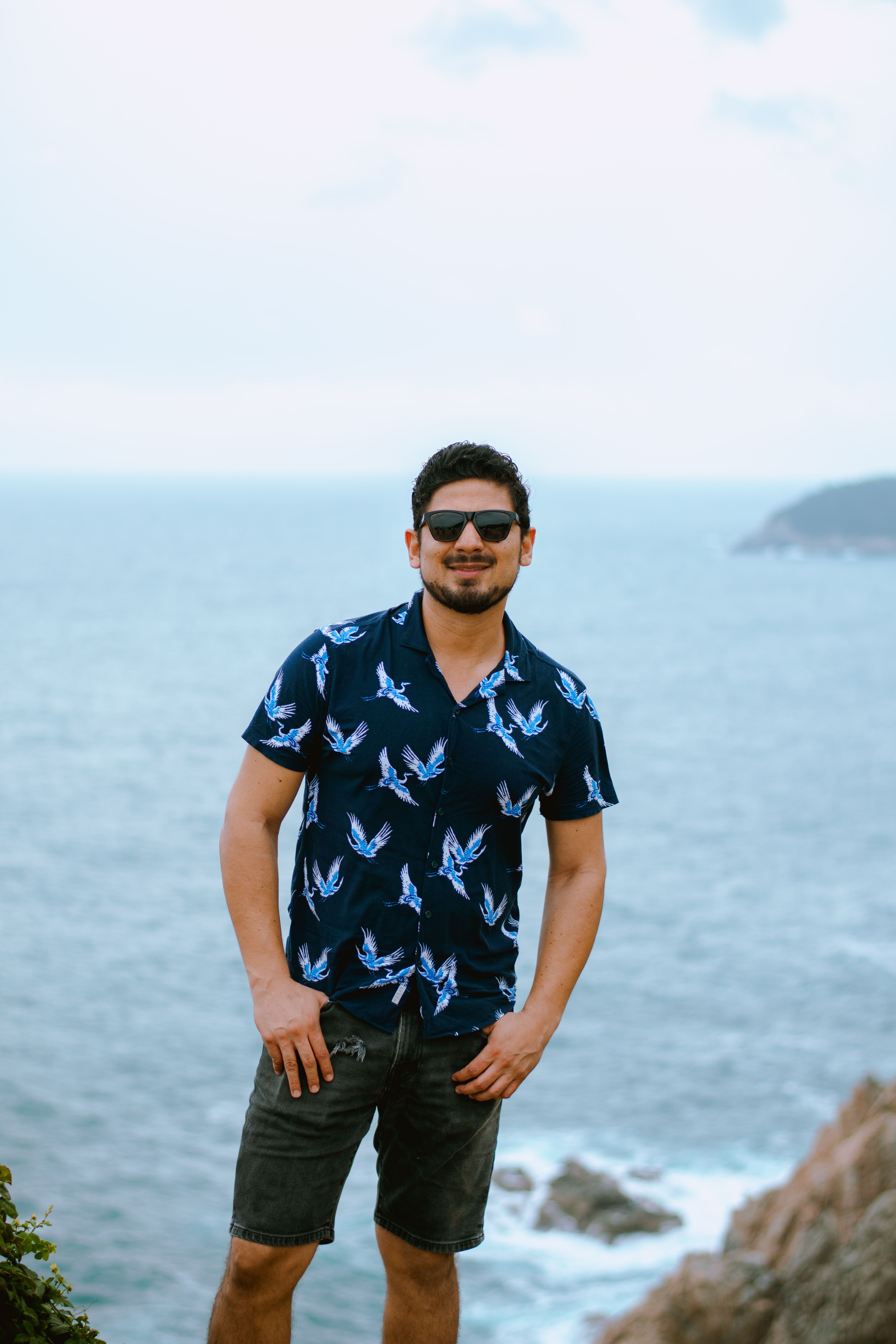 man by ocean in summer casual outfit aquatic fragrance lifestyle Acqua di Gio