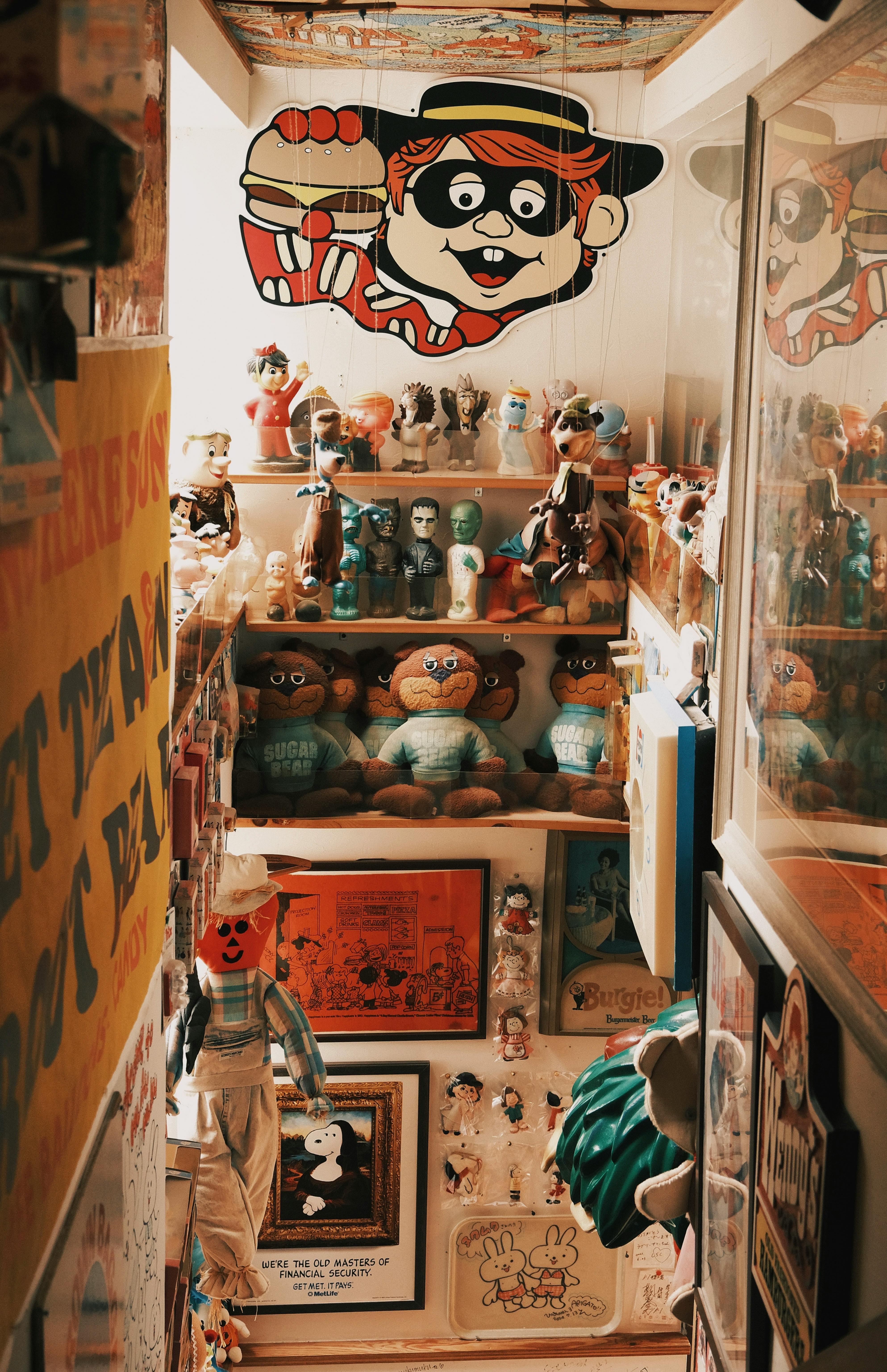 Безкоштовне Кімната, наповнена старовинними іграшками та плакатами, створює ностальгічну атмосферу. стокове фото