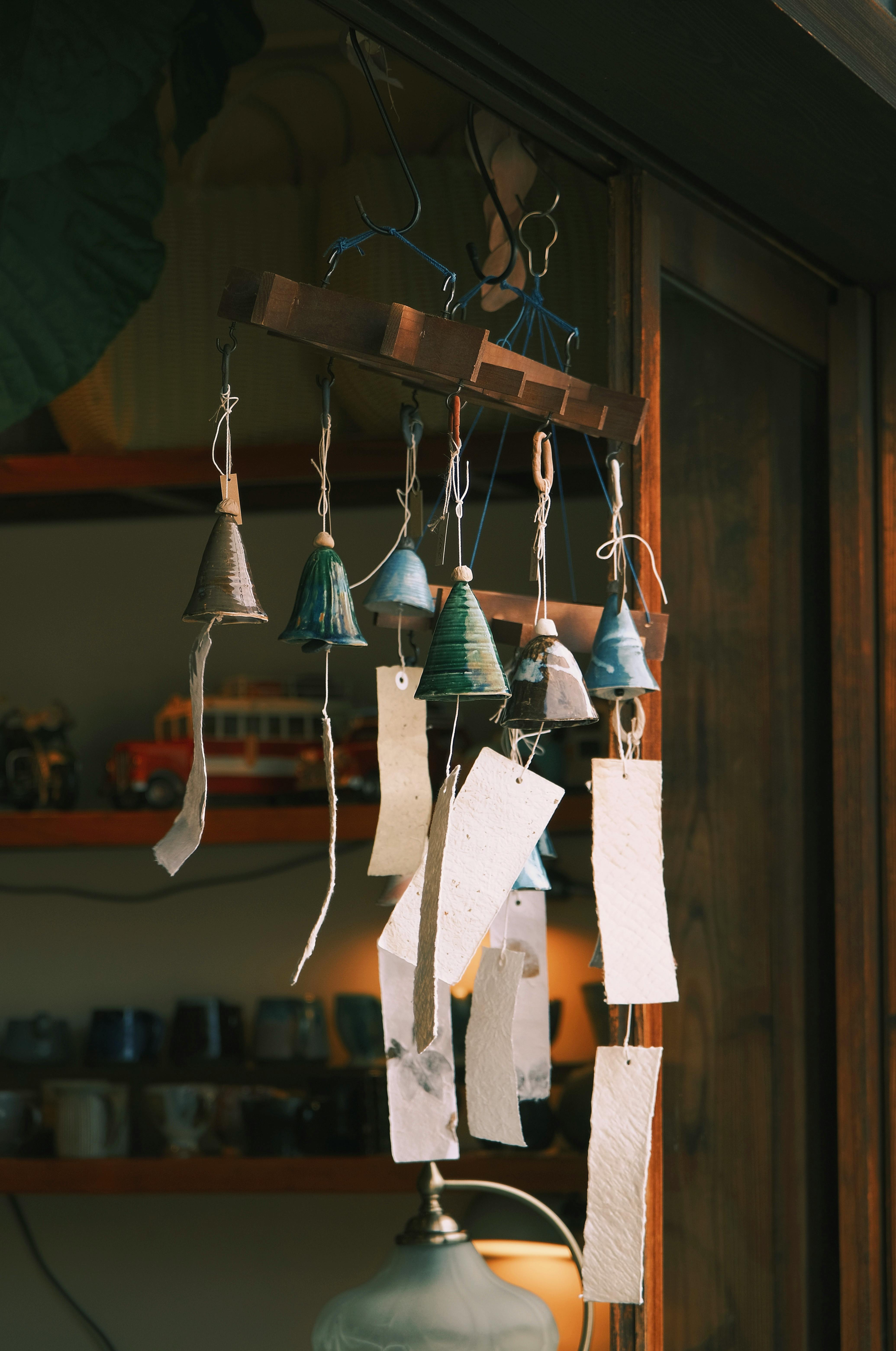 무료 종이 달린 나무 풍경은 실내에 따뜻하고 소박한 분위기를 조성합니다. 스톡 사진