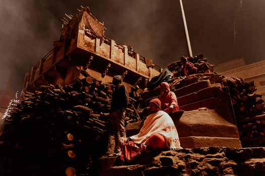 A solemn Hindu ritual at the burning ghats of Varanasi, Uttar Pradesh, India, highlighting cultural traditions.