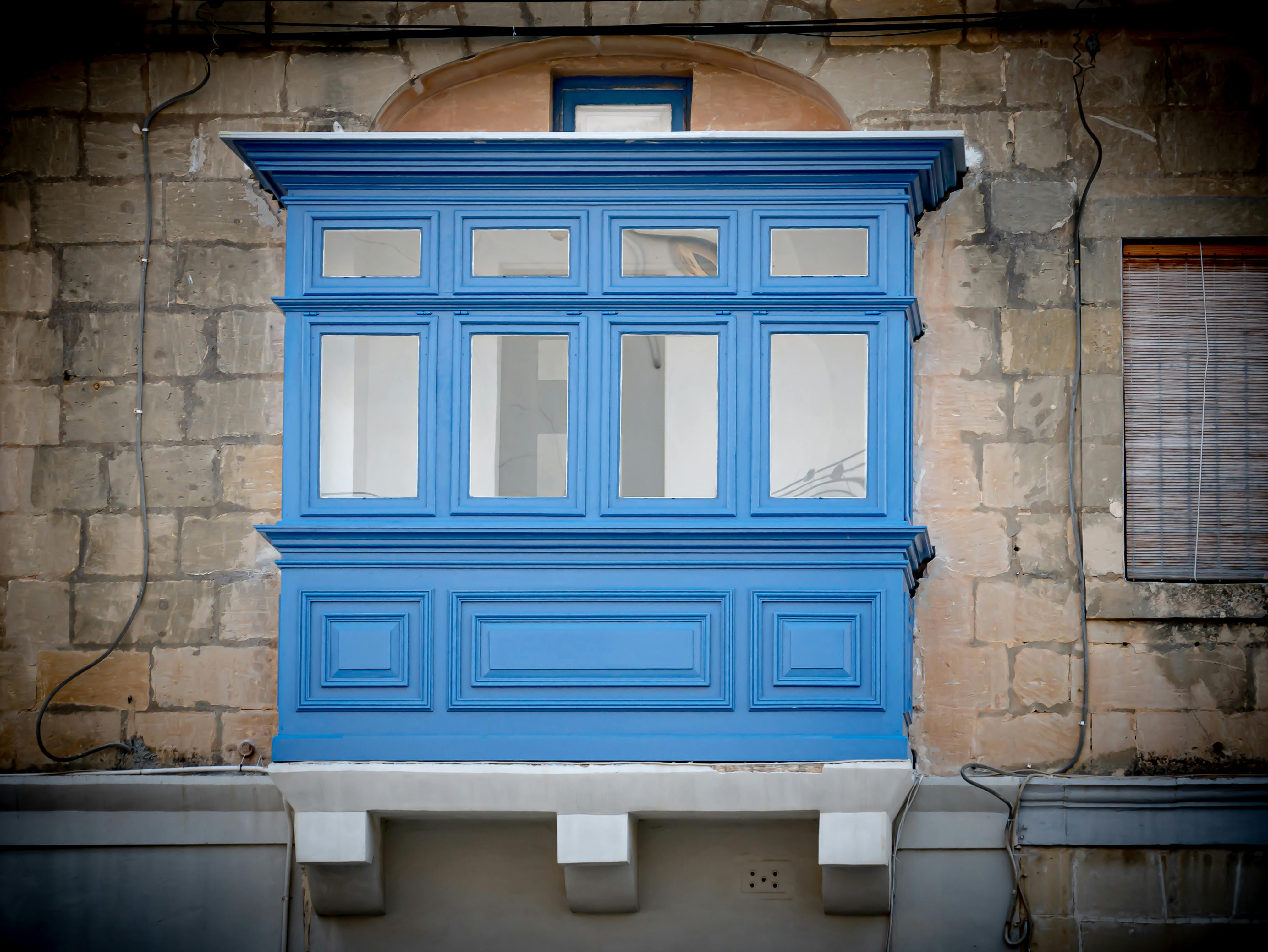 Detailansicht von wetterfesten Balkonmöbeln mit Outdoor-Textilien und Klickfliesenboden