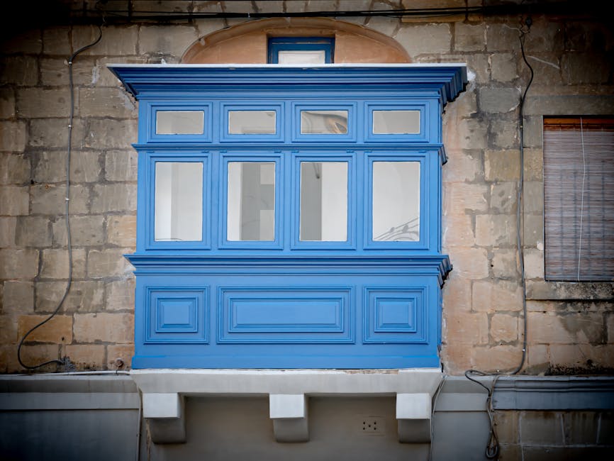 Detailansicht von wetterfesten Balkonmöbeln mit Outdoor-Textilien und Klickfliesenboden