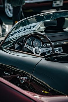 Atemberaubende Automobil-Aufnahme mit Auto & Vintage