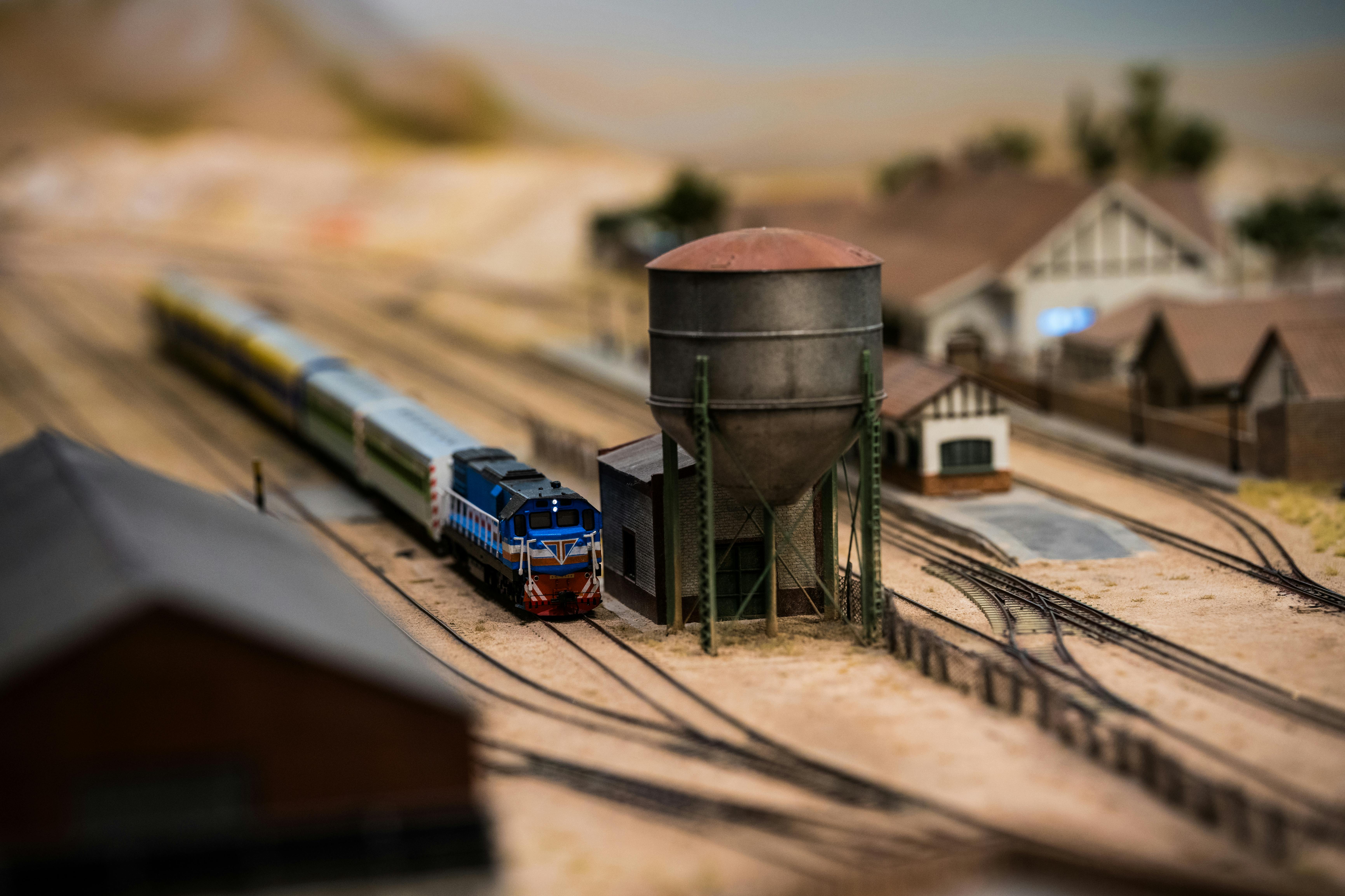 Bezpłatne Szczegółowy miniaturowy model pociągu uchwycony na realistycznej stacji kolejowej. Zdjęcie z galerii