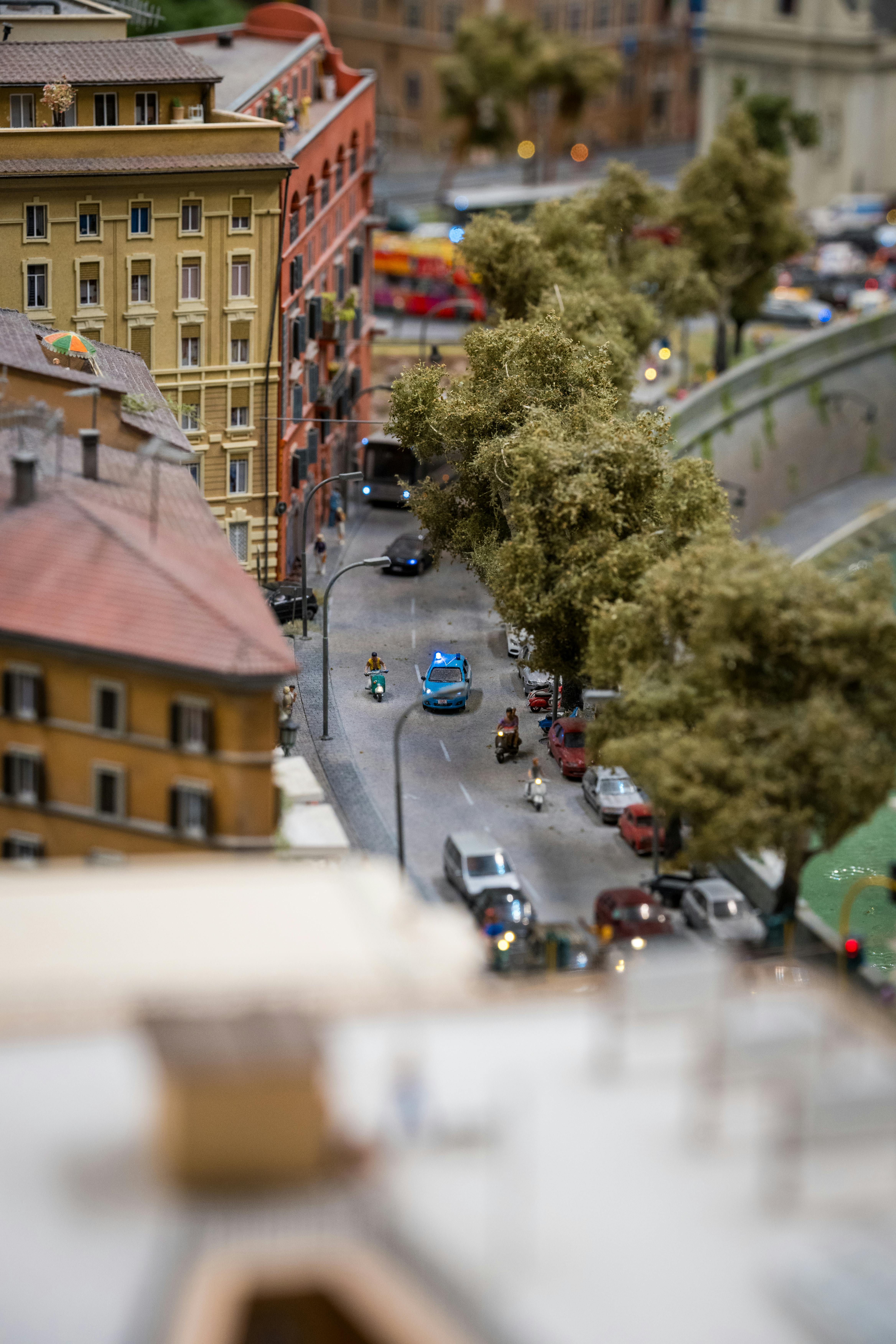 Bezpłatne Szczegółowy miniaturowy model ulicy europejskiego miasta z samochodami, budynkami i drzewami. Zdjęcie z galerii