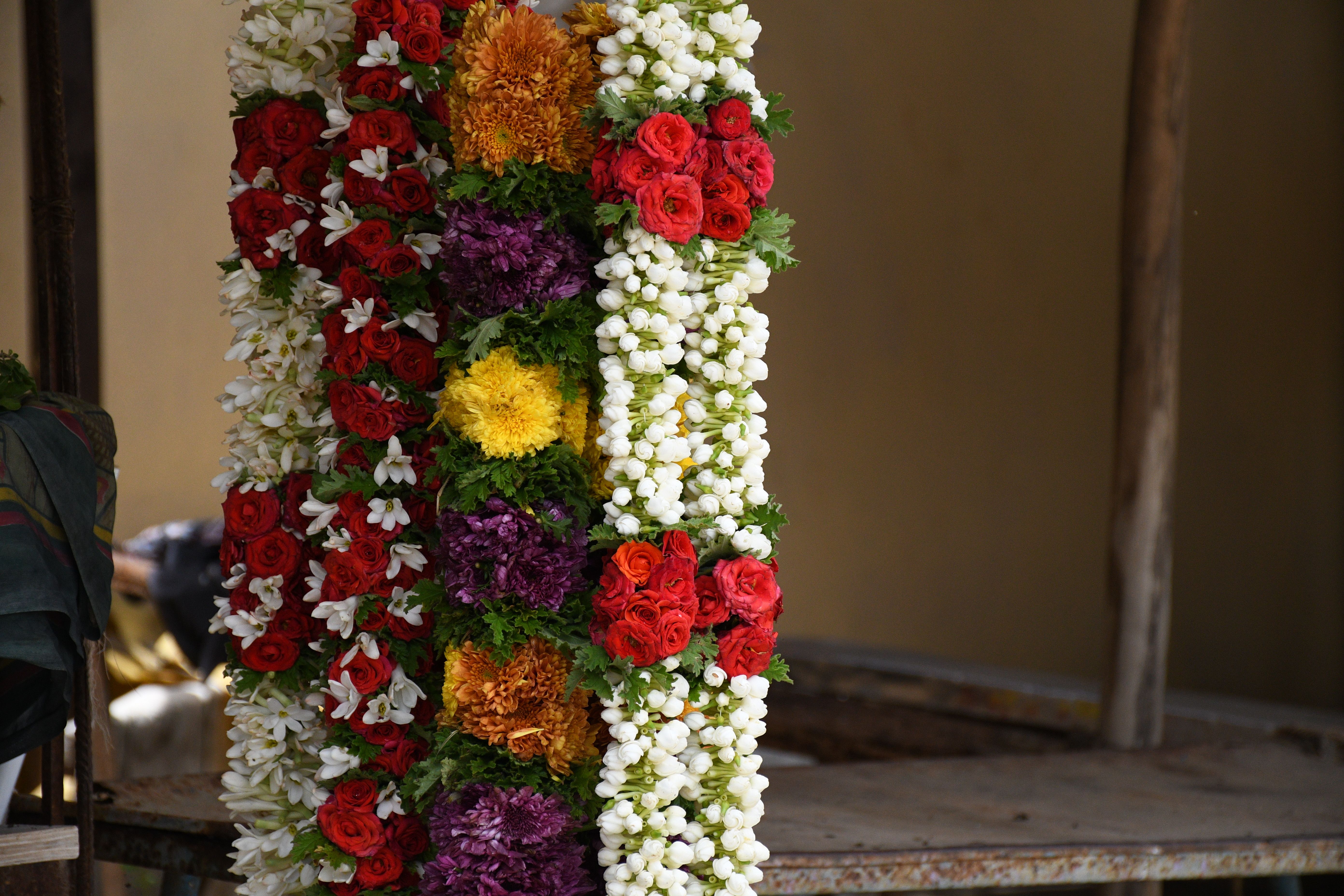 [ColoSach]-colorful-floral-garlands-featuring-roses,-chrysanthemums,-and-jasmine-perfectly-arranged-for-a-festive-occasion.