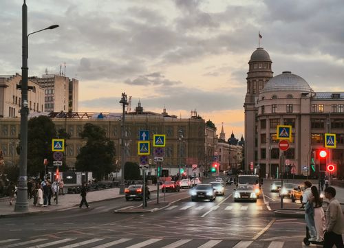 Free Moscow street scene at dusk showcasing classic architecture and busy traffic. Stock Photo