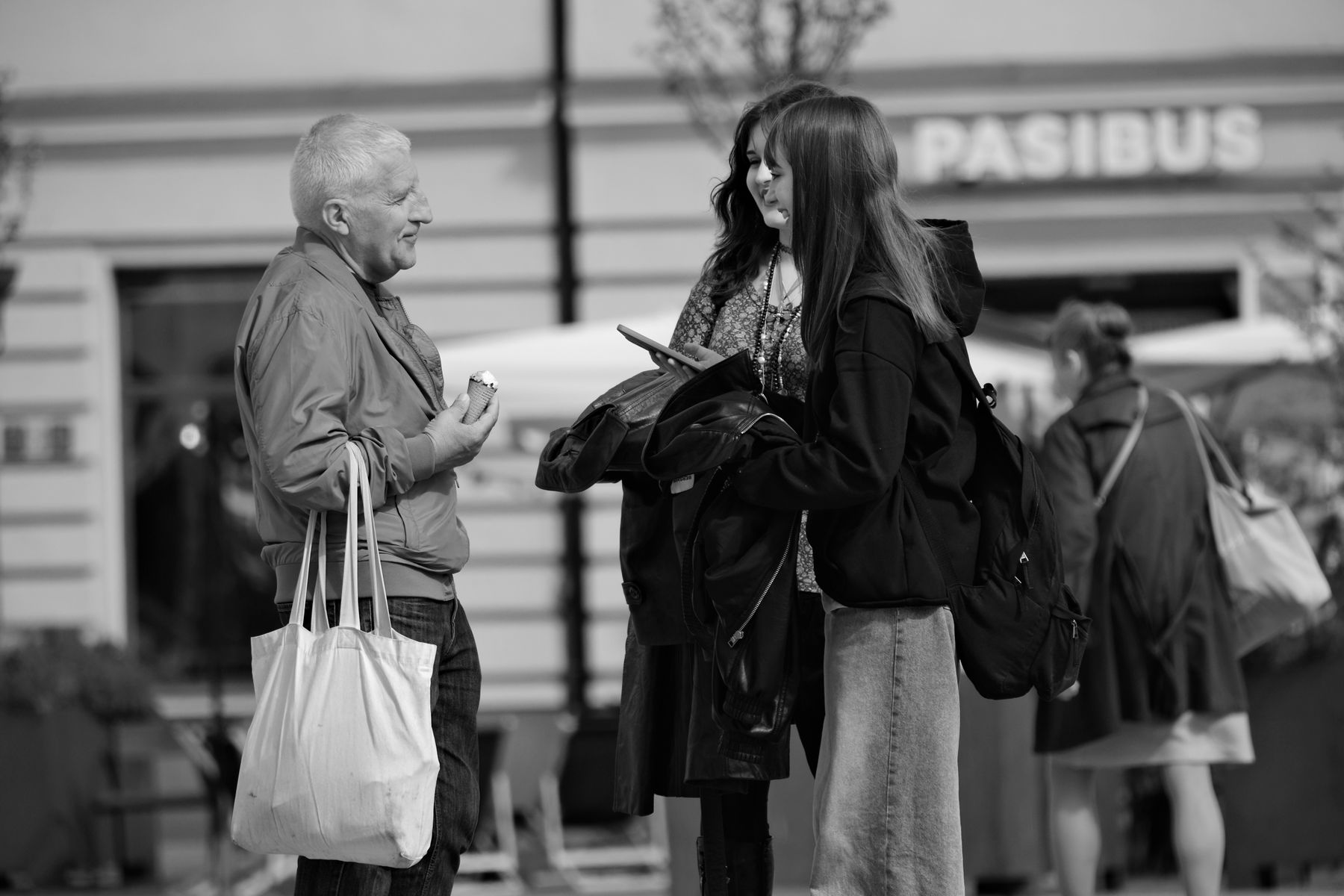 Duas pessoas em conversa genuína na rua