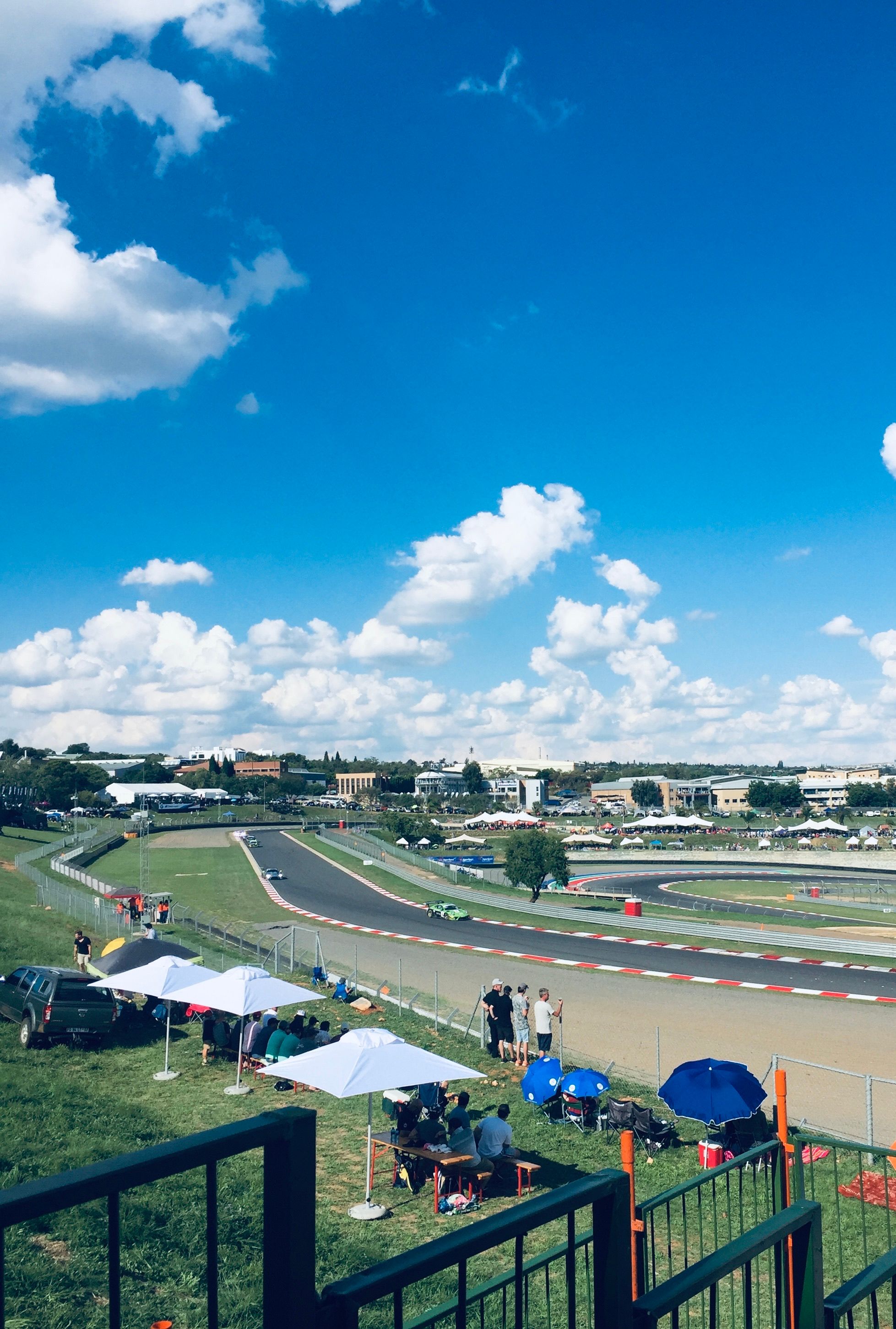 Vibrant Day at the Scenic Racing Track · Free Stock Photo