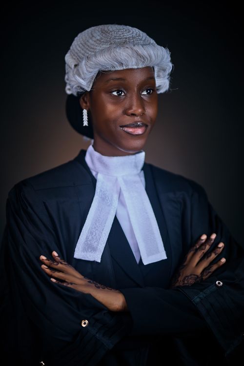 Free Young female lawyer in traditional attire poses confidently, symbolizing justice and professionalism. Stock Photo