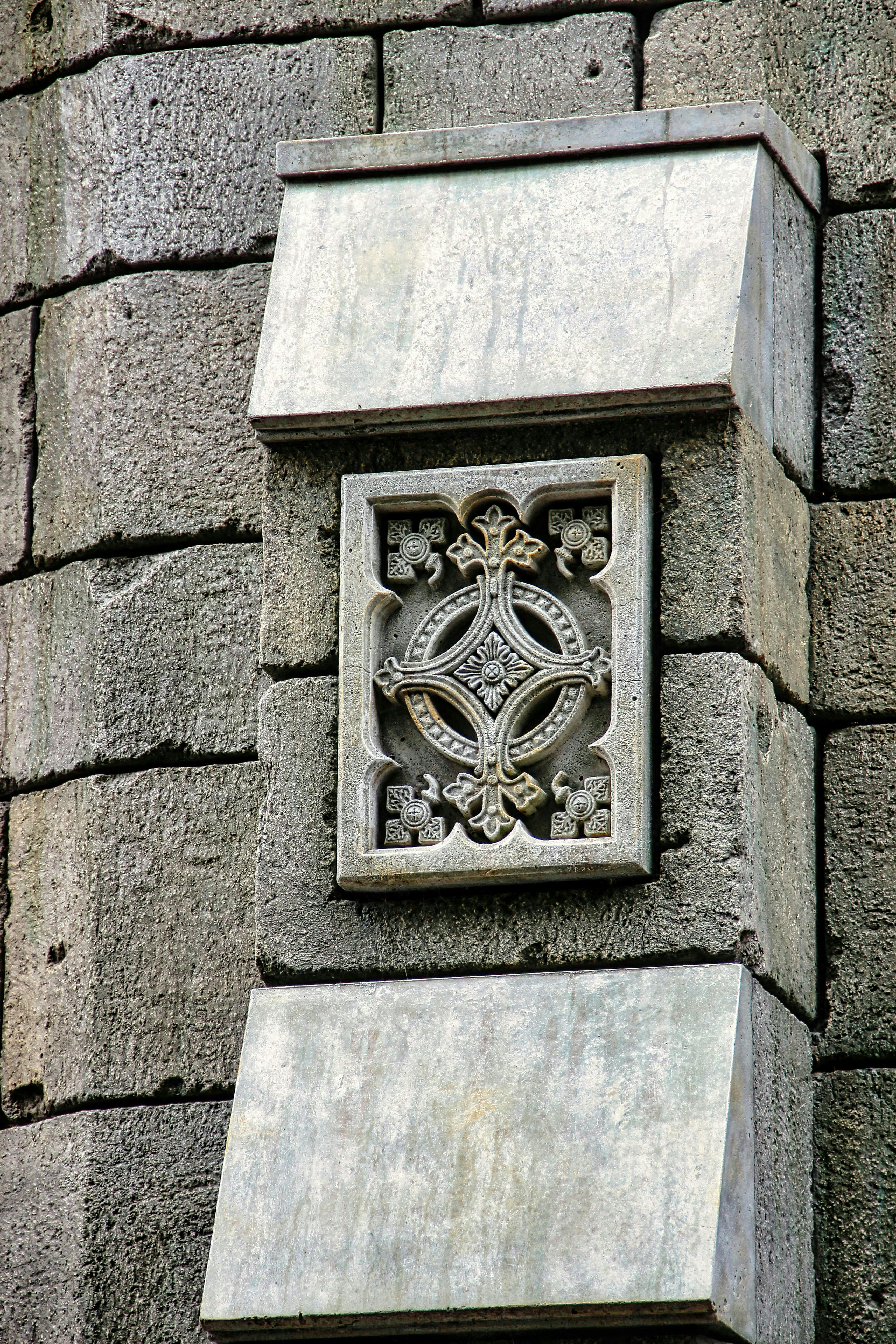 Kostnadsfria Närbild av en detaljerad stenhuggeri på en historisk byggnadsfasad. Stock foto