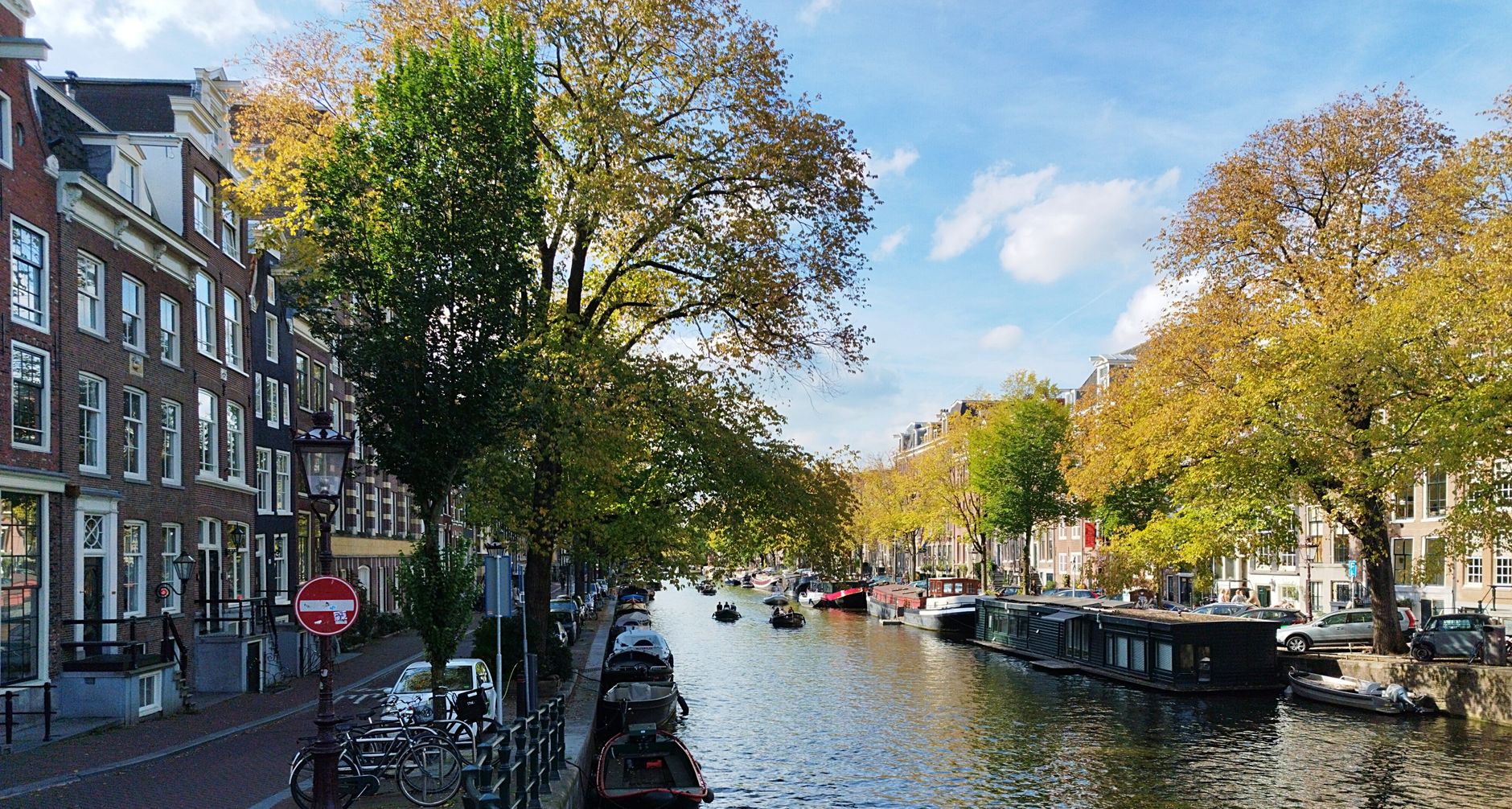 Hollanda'da sonbahar sabahı güneşli hava ve açık gökyüzü