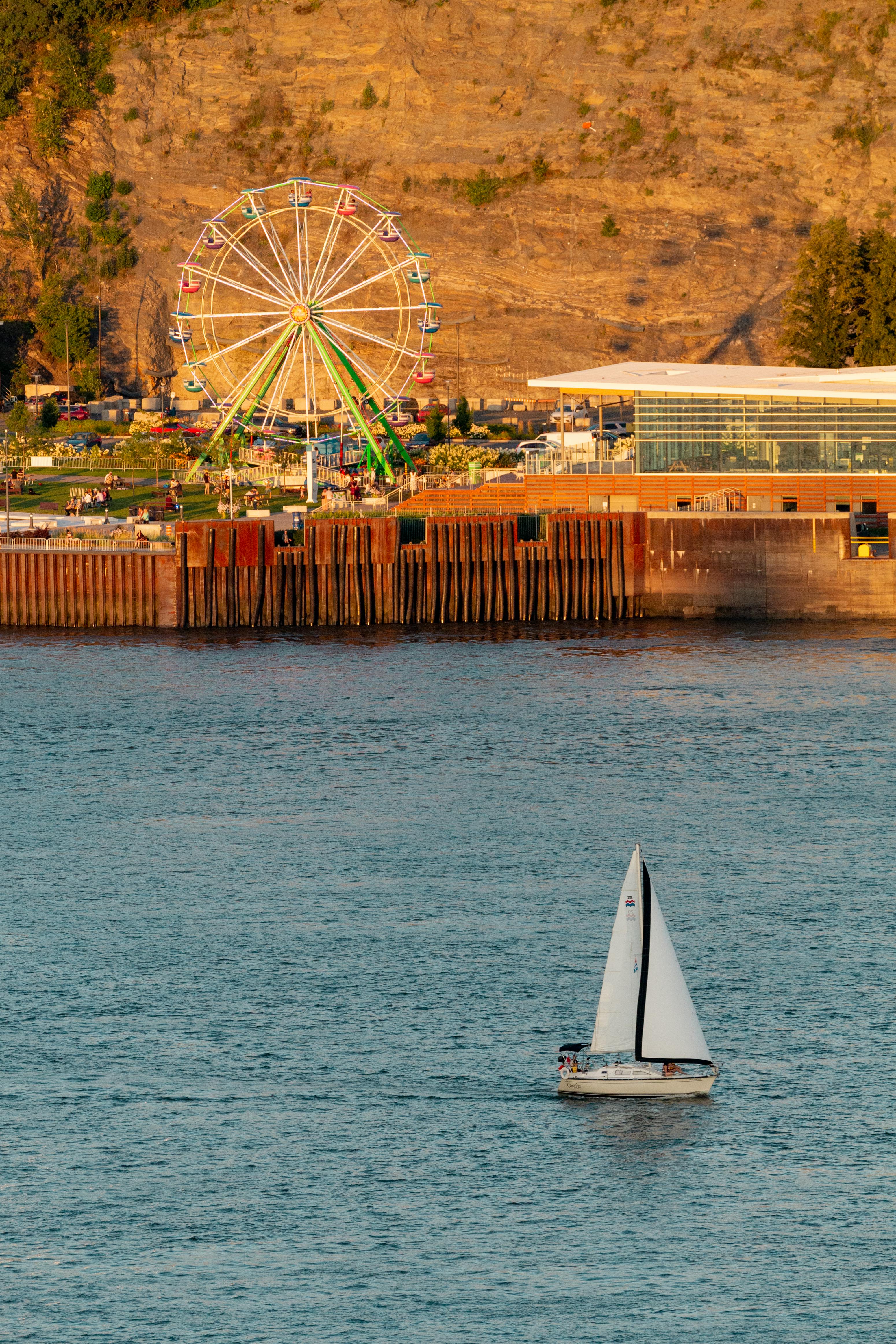 무료 퀘벡의 화려한 관람차가 배경에 보이는 세인트 로렌스 강의 평화로운 범선. 스톡 사진
