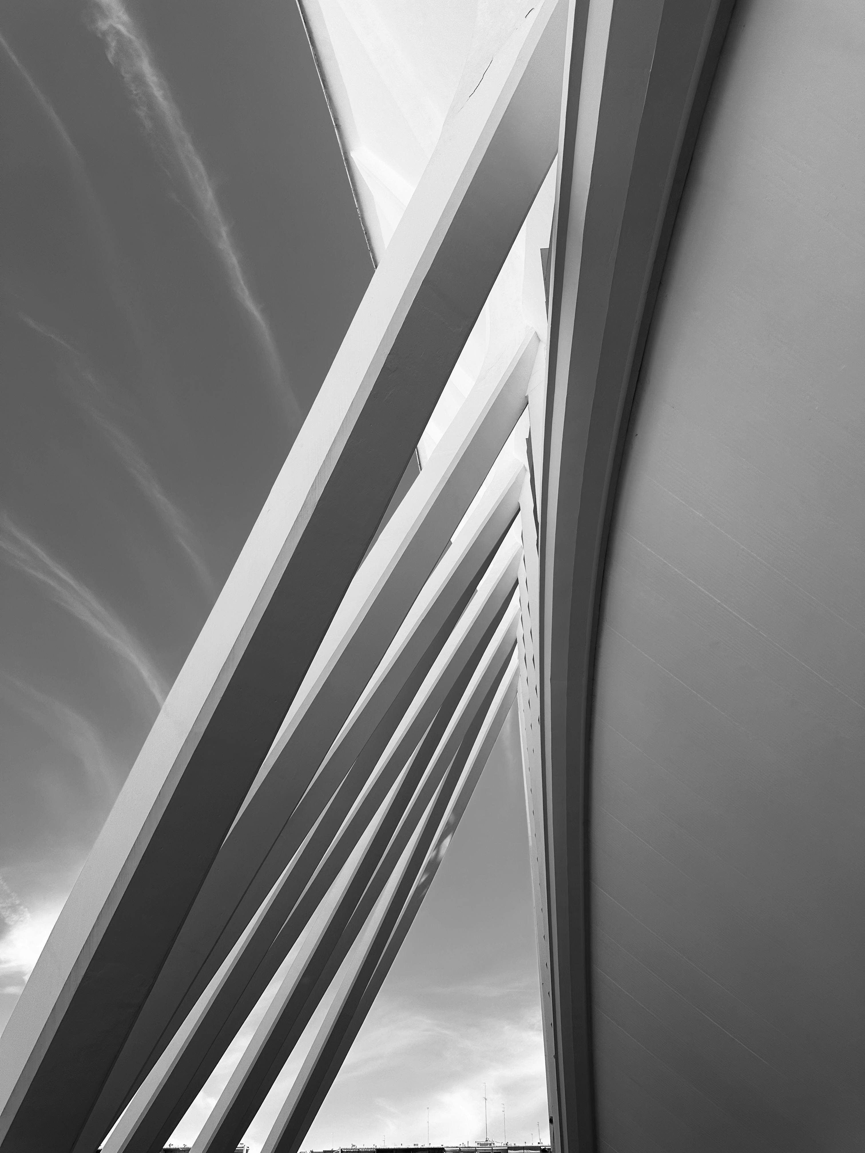 De franc Vista abstracta de bigues arquitectòniques en un estil modern, en blanc i negre d'alt contrast. Foto d'estoc