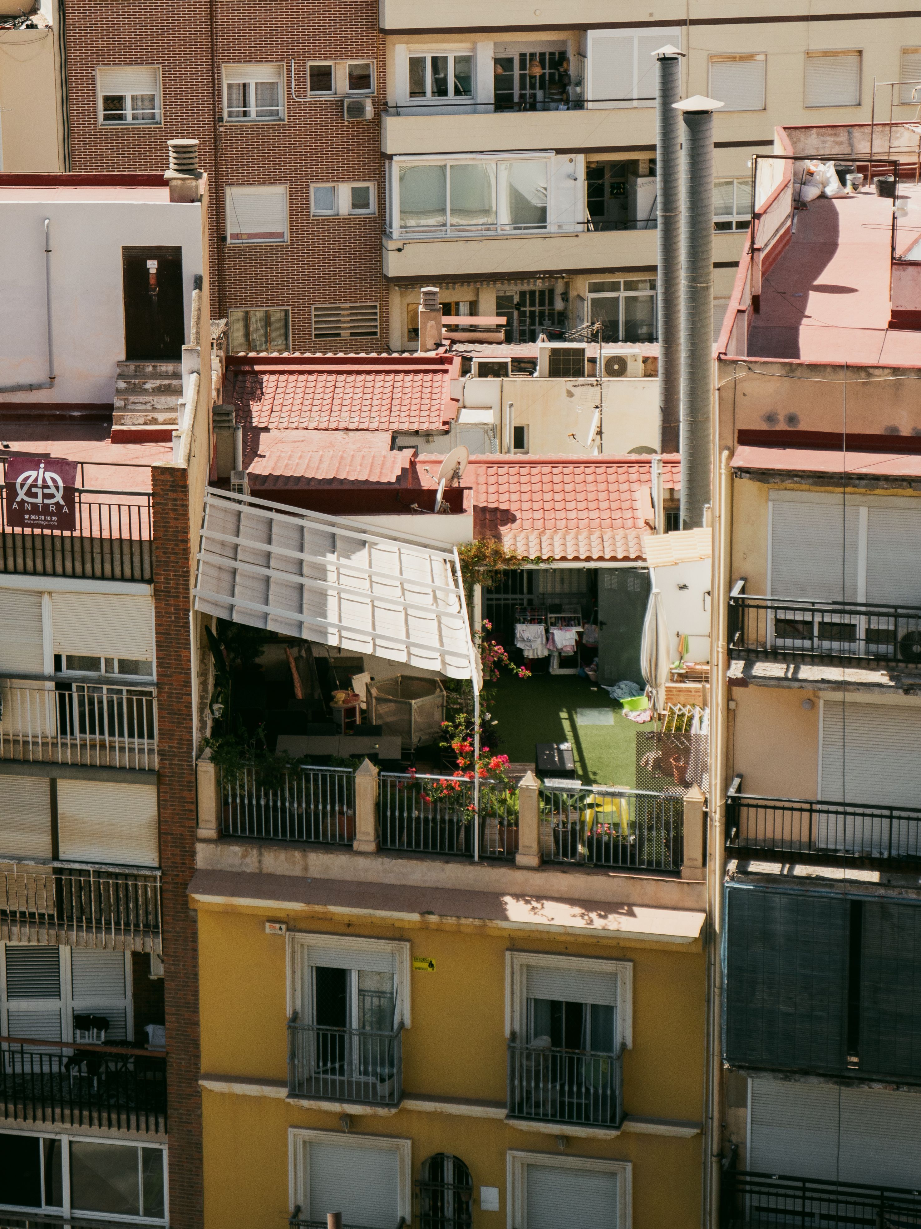 Balcon de ville fleuri et entretenu
