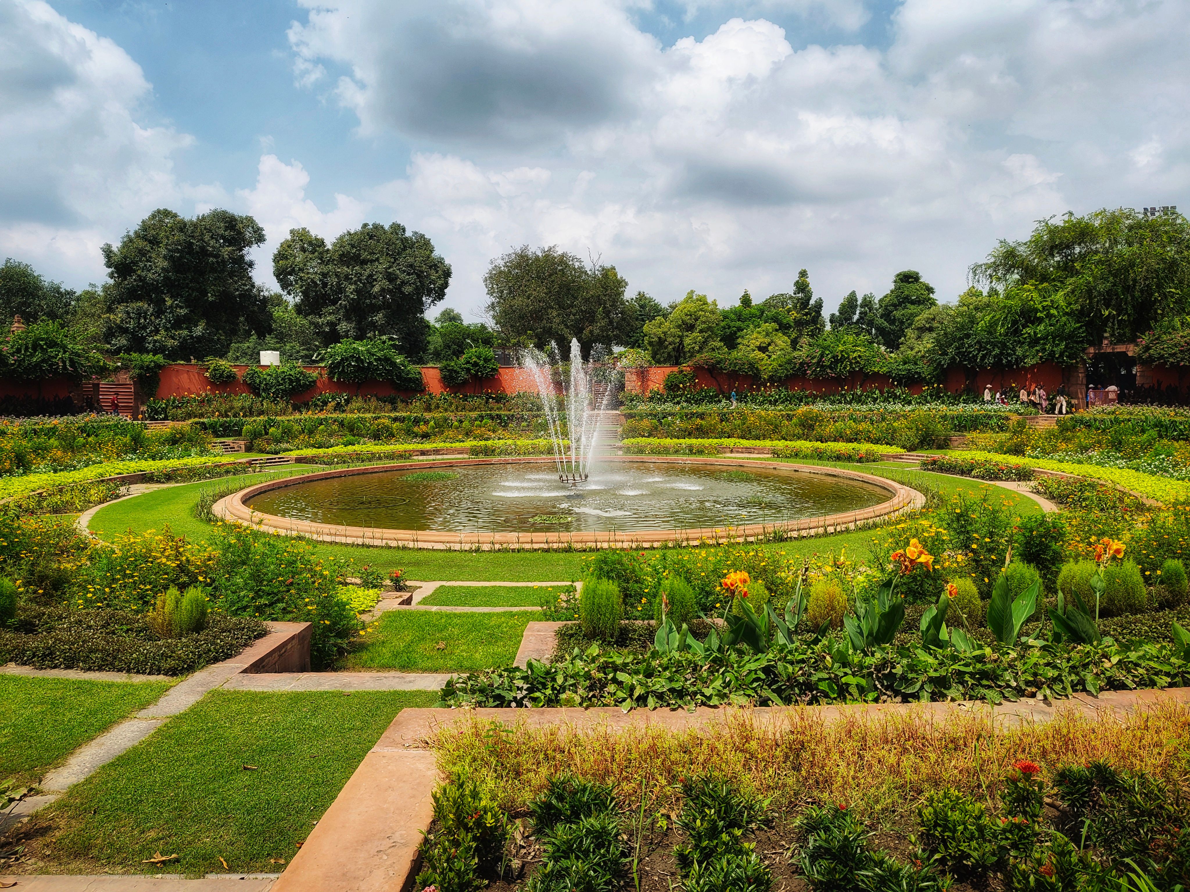 Serene Circular Garden with Central Fountain · Free Stock Photo