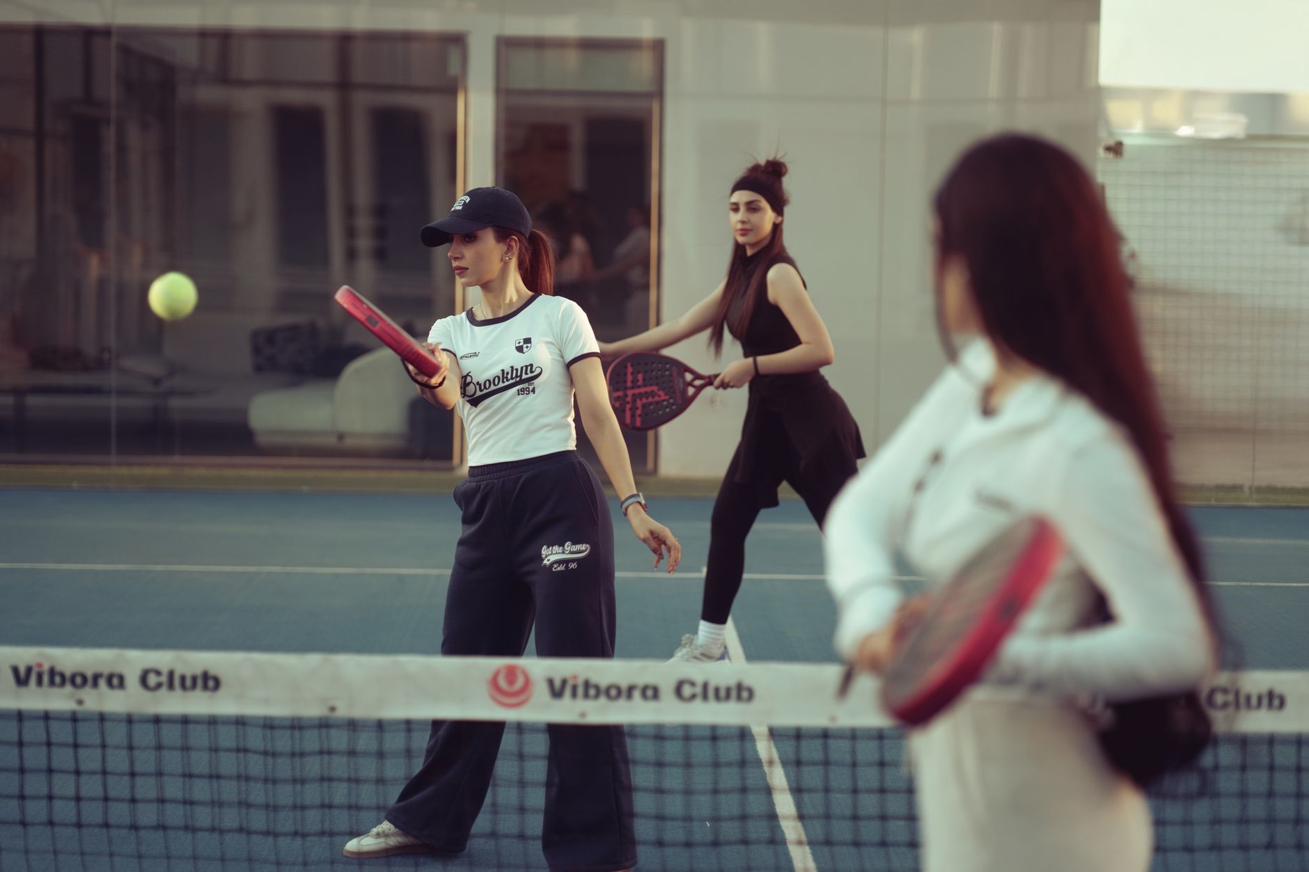 Kadın tenisçilerin çiftler maçında oynadığı tenis kortu